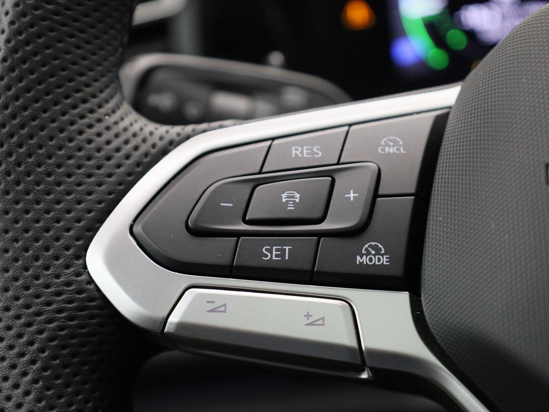 Volkswagen-Tiguan-image-18