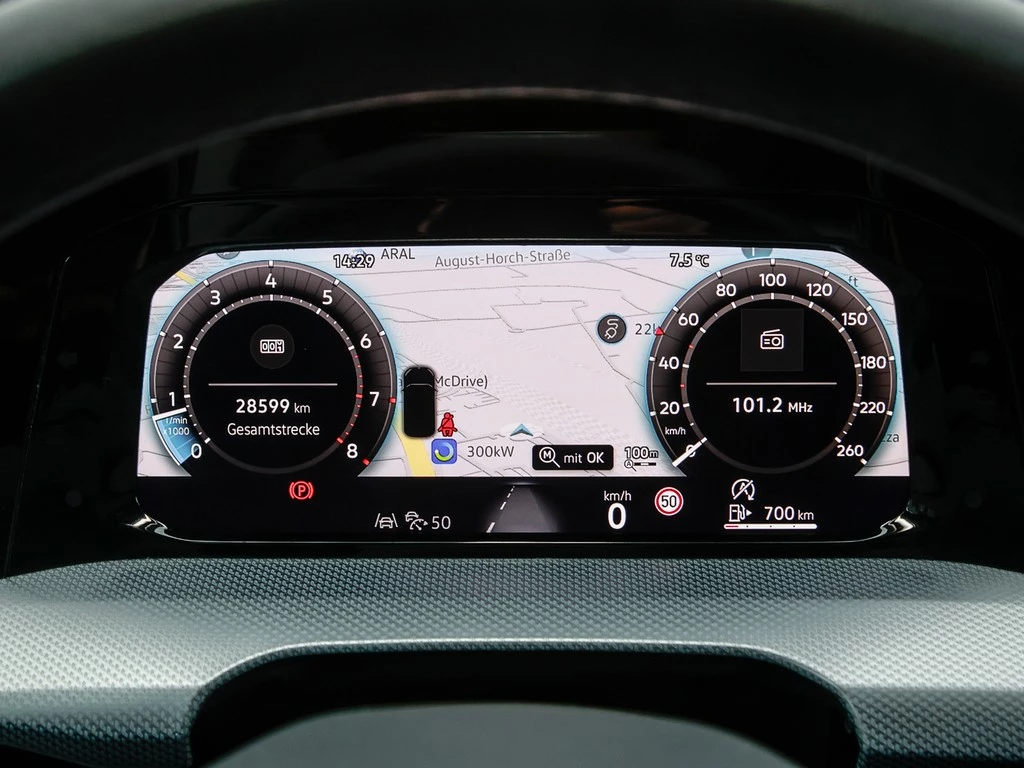 Volkswagen-Golf-image-13