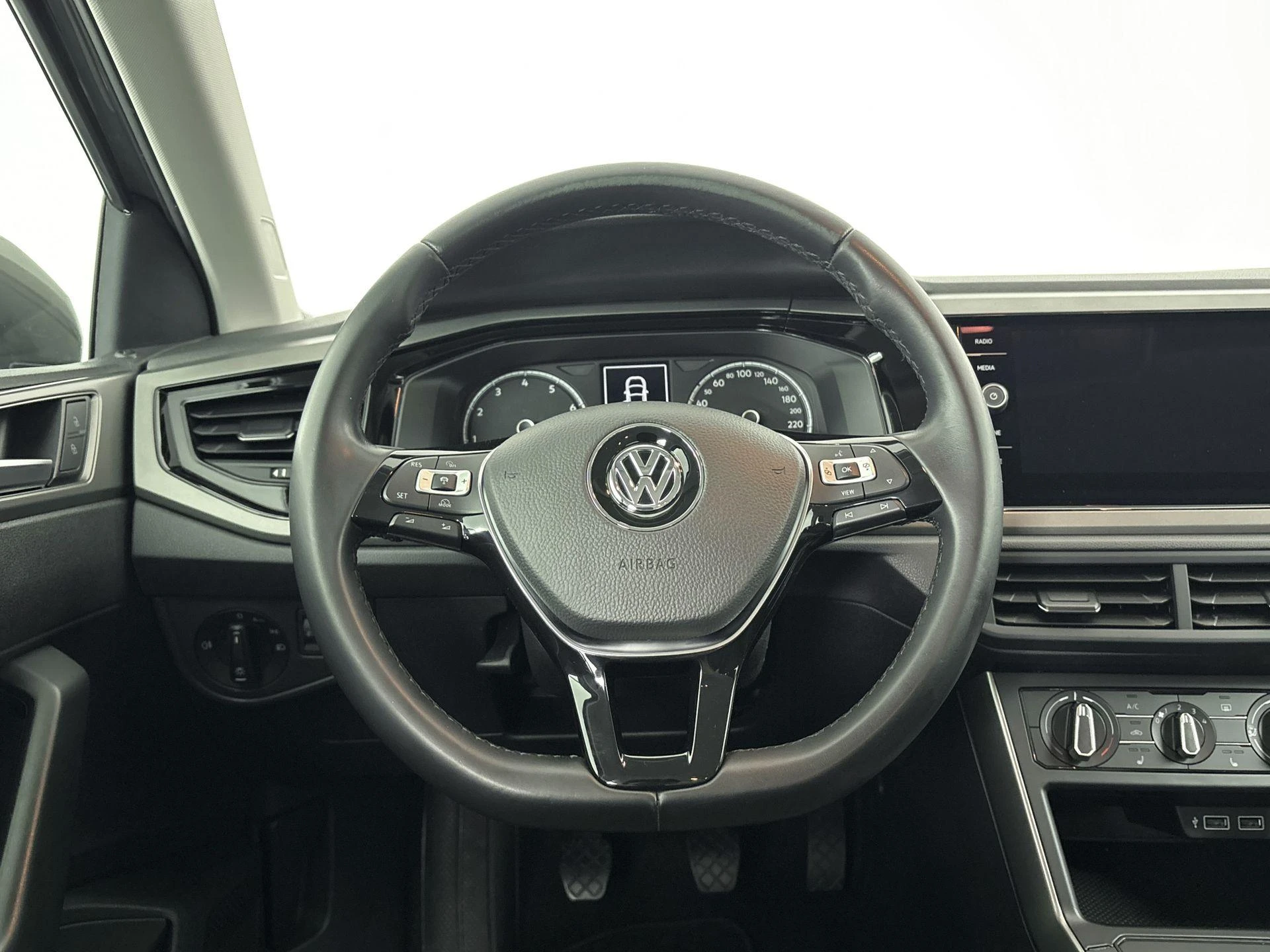 Volkswagen-Polo-image-11