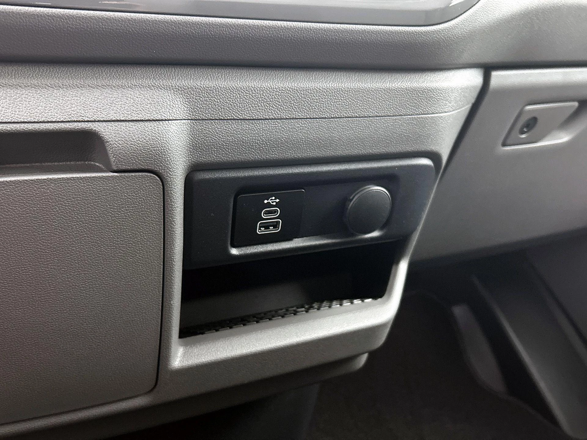 Volkswagen-e-Transporter-image-27