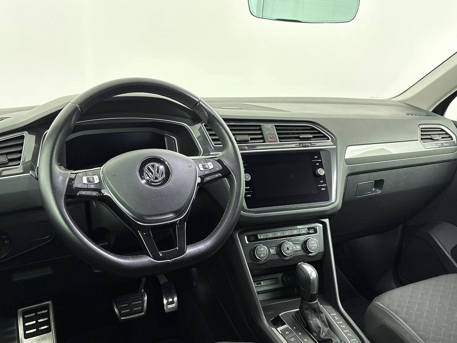 Volkswagen-Tiguan-image-16