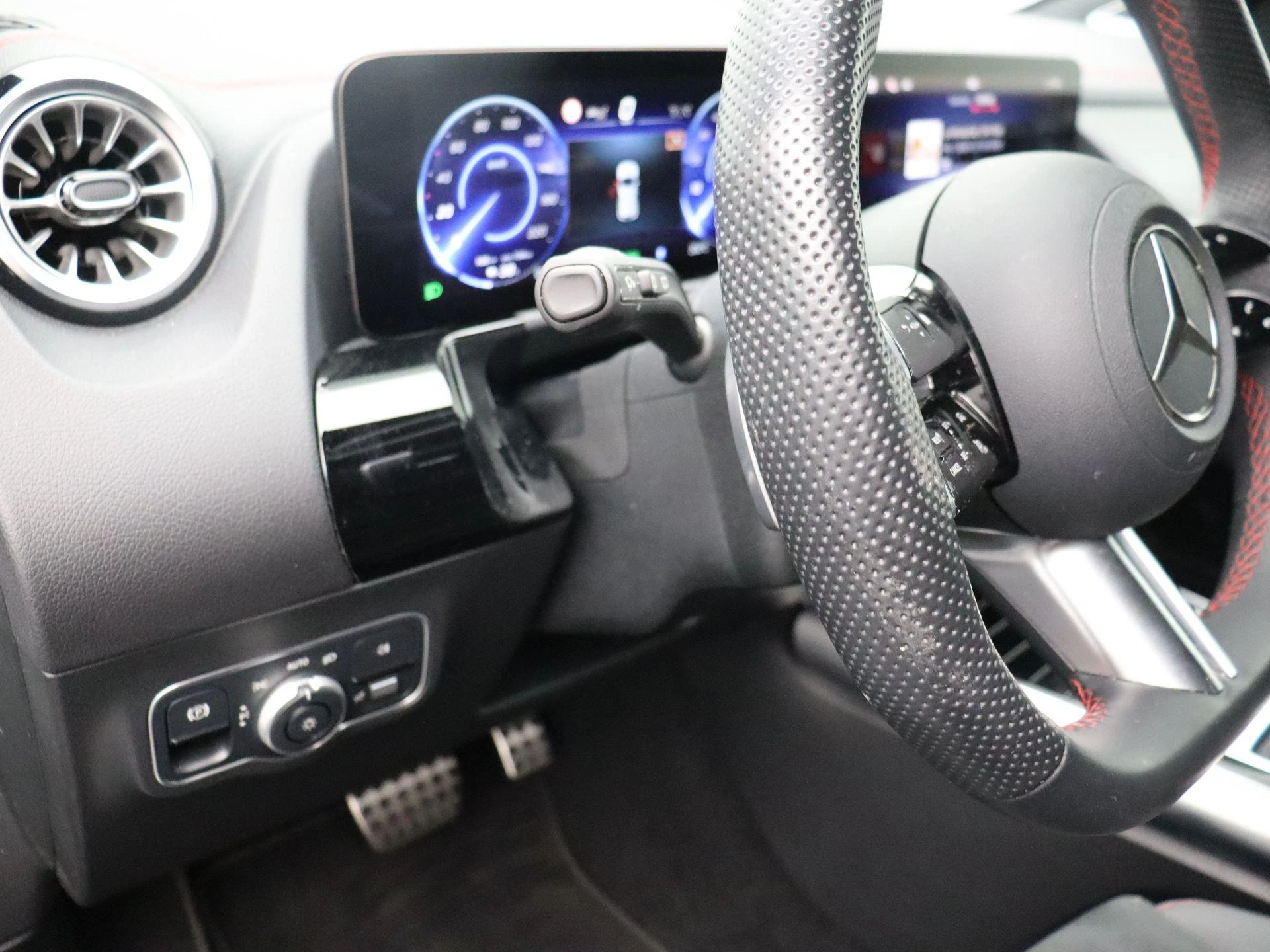 Mercedes-Benz-EQA-image-8