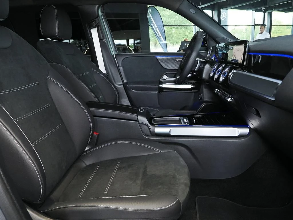 Mercedes-Benz-GLB 200-image-12
