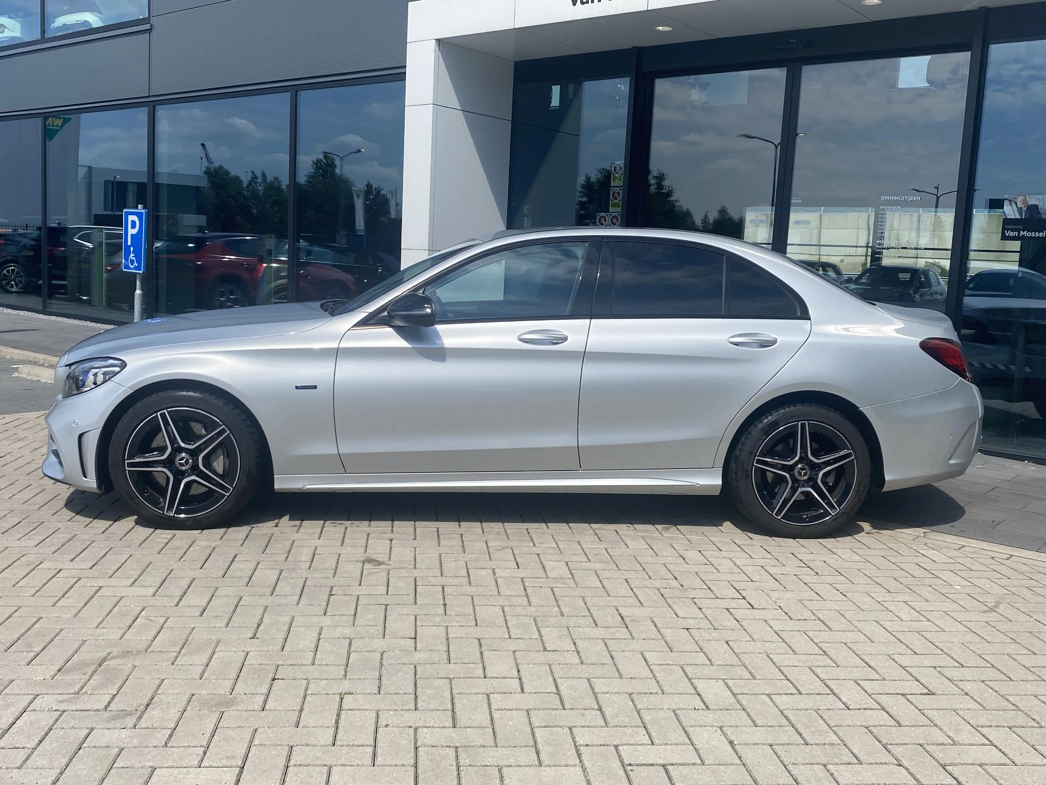 Mercedes-Benz-C-Klasse-image-1