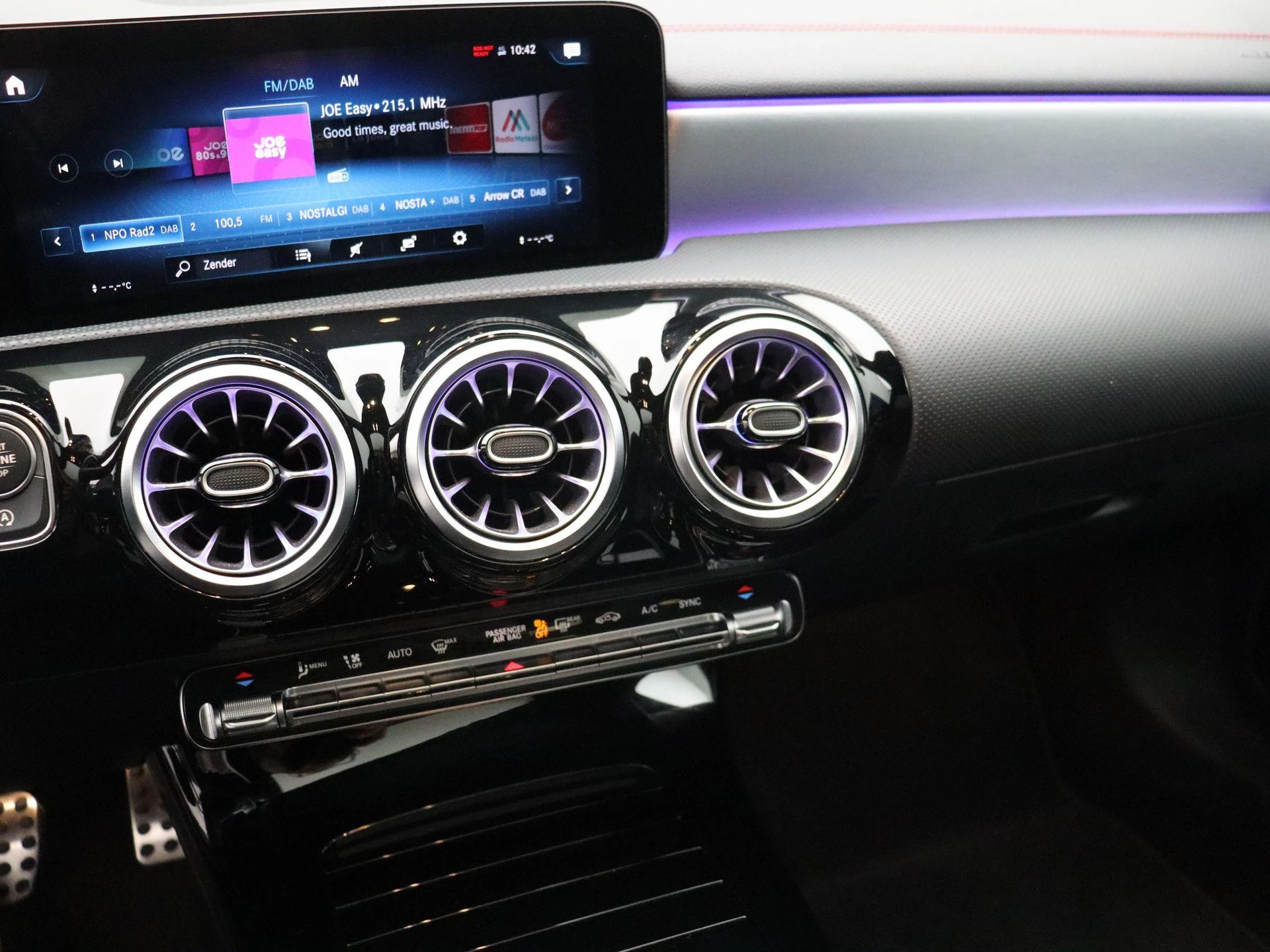 Mercedes-Benz CLA 200 AMG Line Coupé + PANORAMISCH DAK + MULTIBEAM LED +