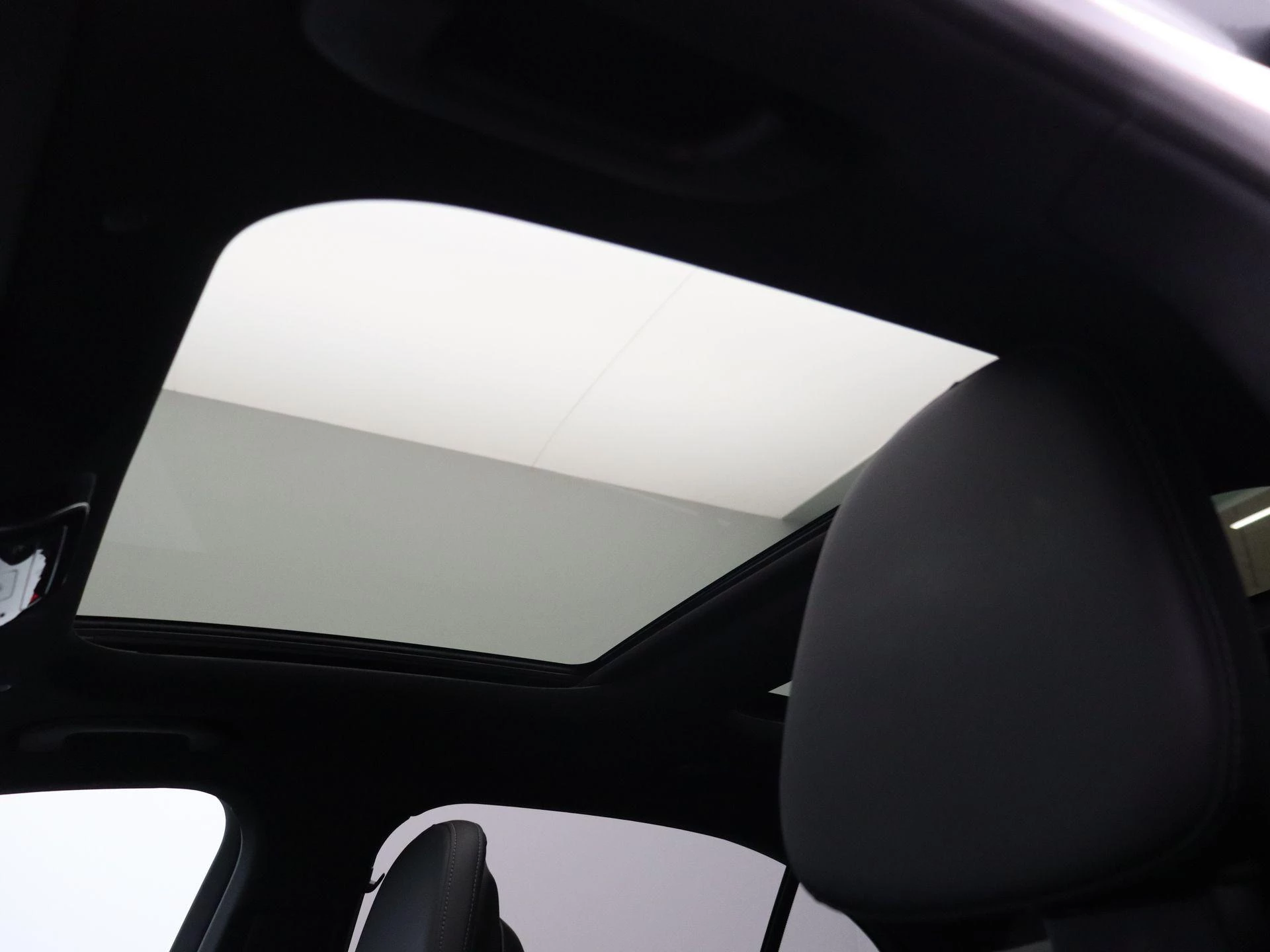 Mercedes-Benz C-Klasse 300 e AMG Line Sedan + PANORAMISCH DAK + SURROUND VIEW CAMERA +