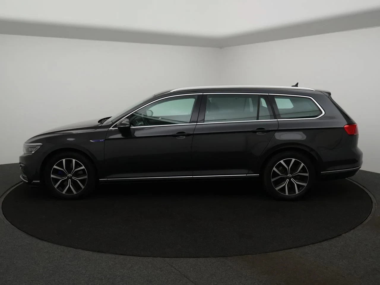 Volkswagen-Passat-image-2
