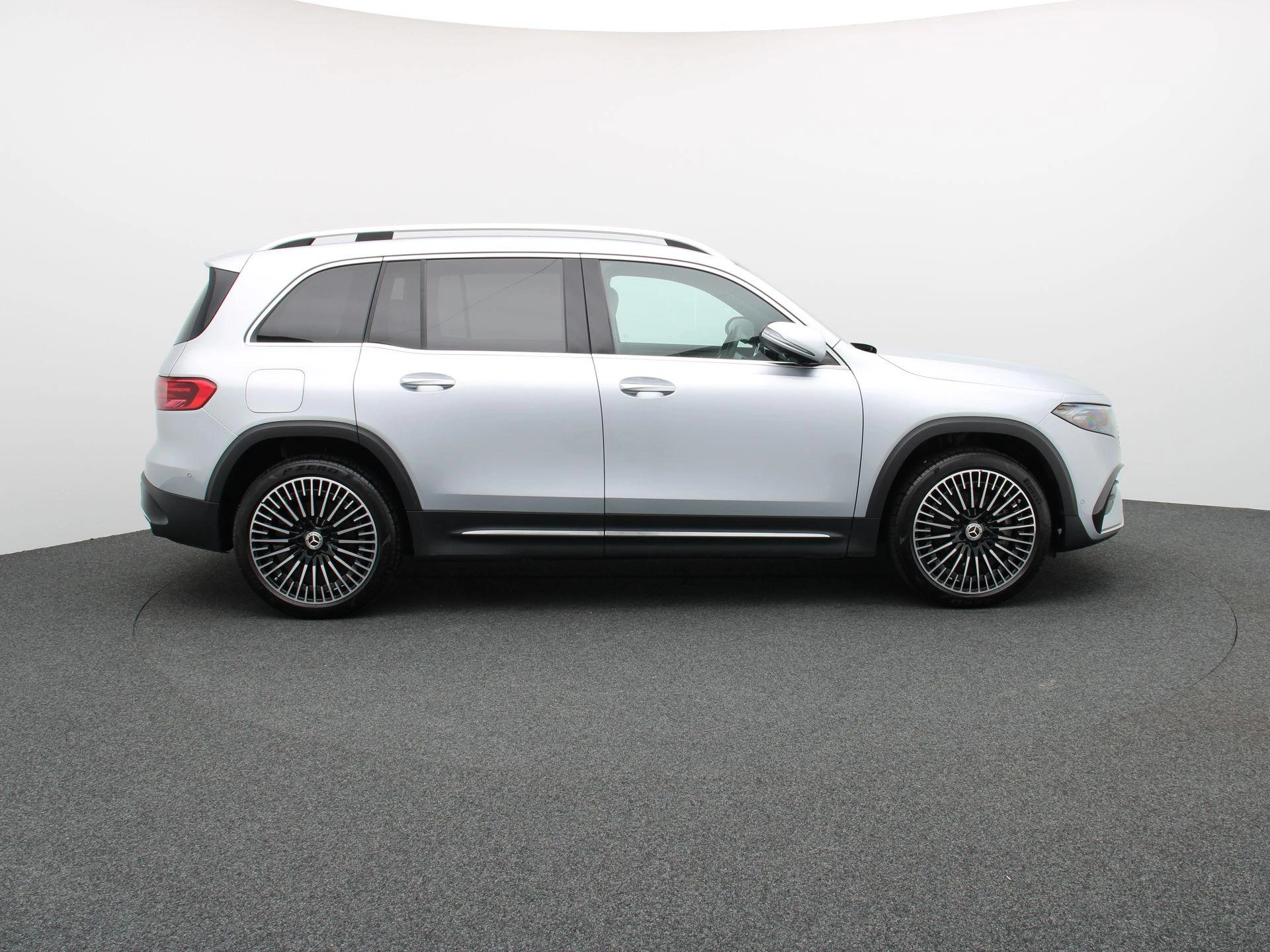 Mercedes-Benz-EQB-image-5