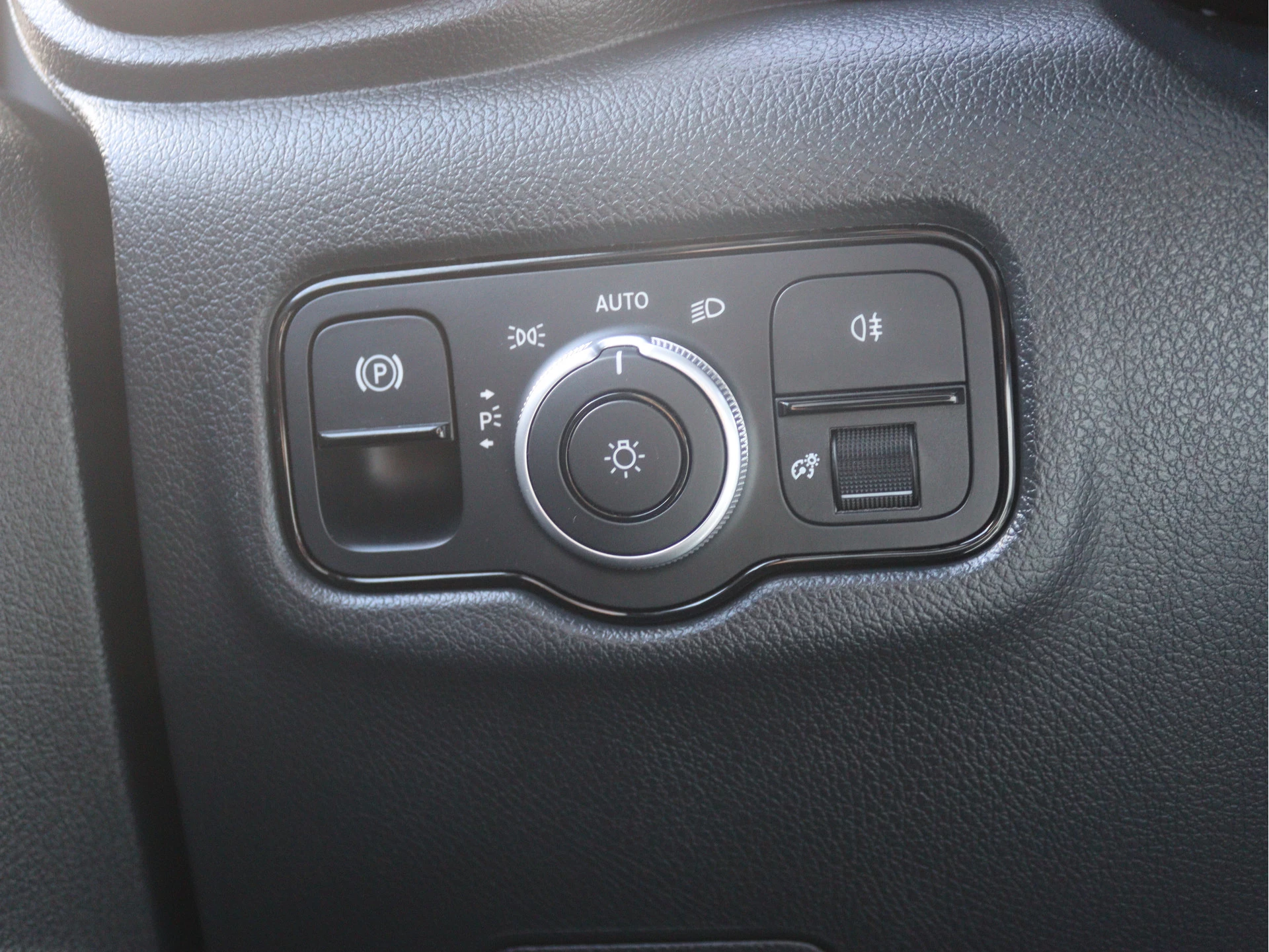 Mercedes-Benz-Vito-image-11