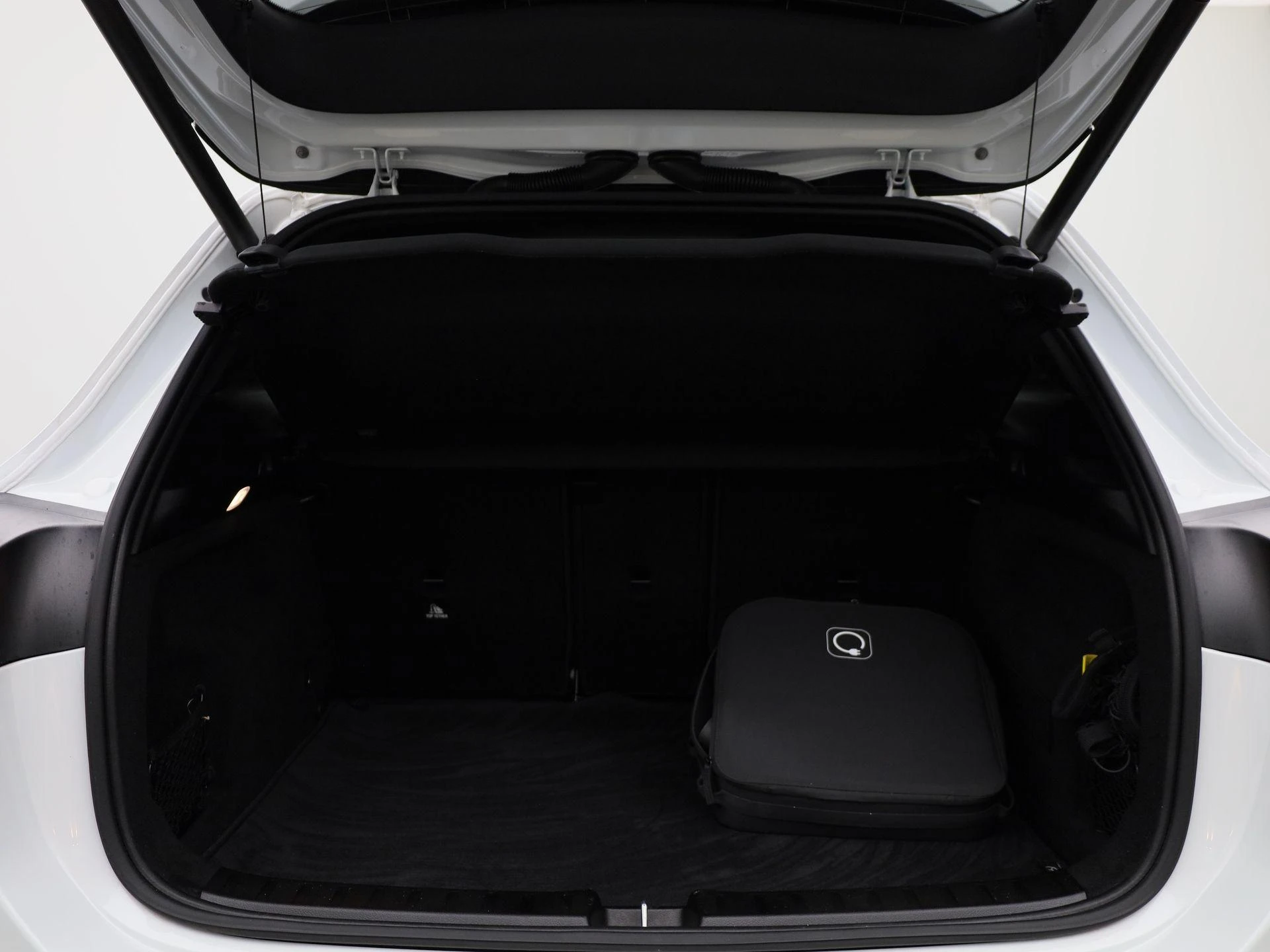 Mercedes-Benz-GLA-image-13