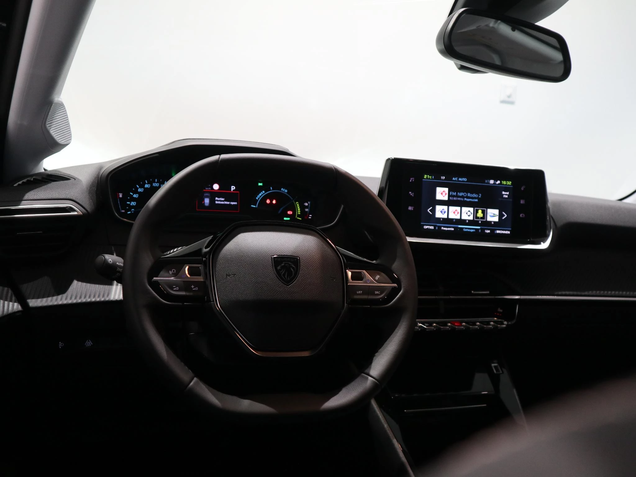 Peugeot-e-208-image-7