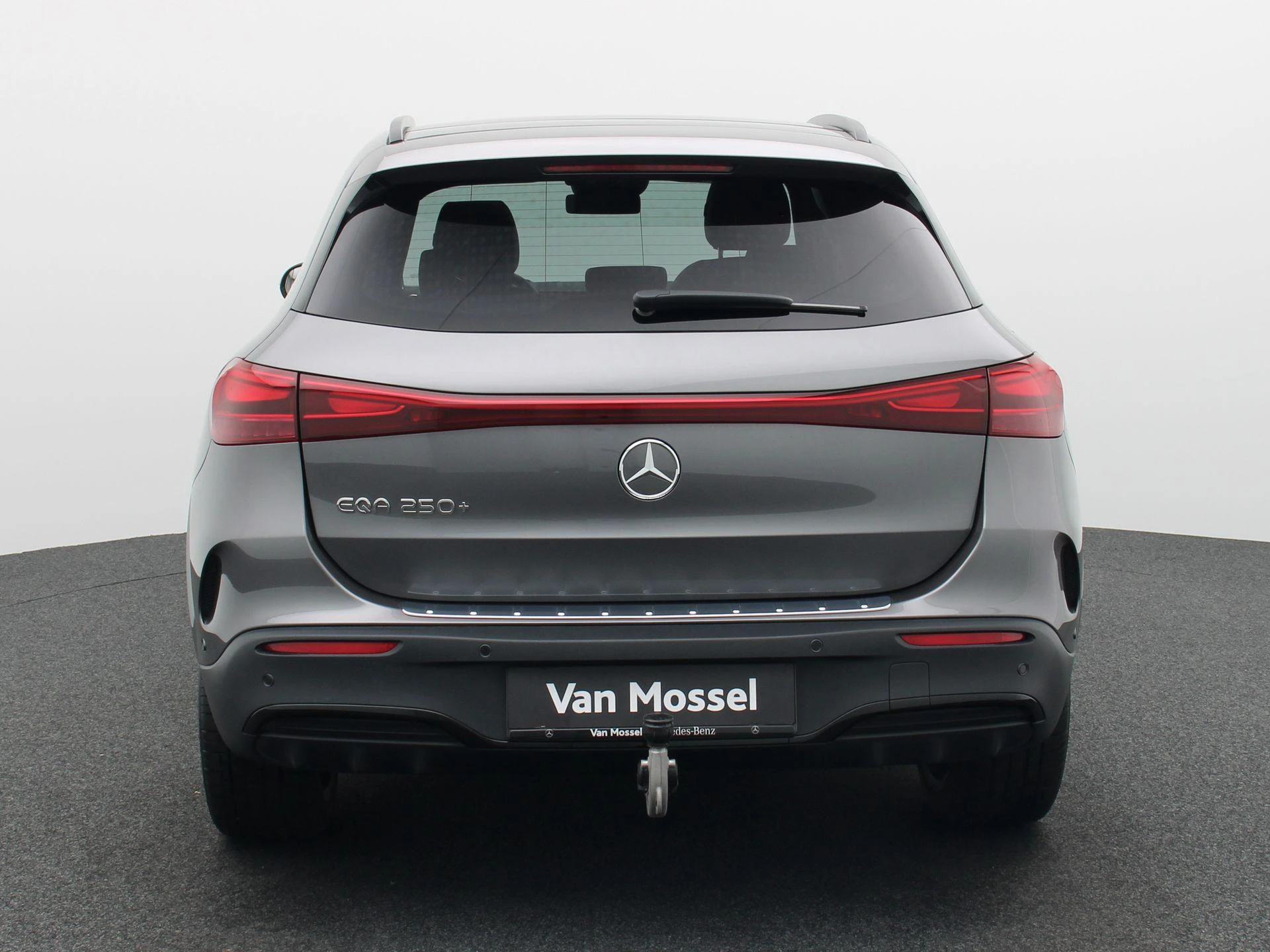 Mercedes-Benz-EQA-image-4