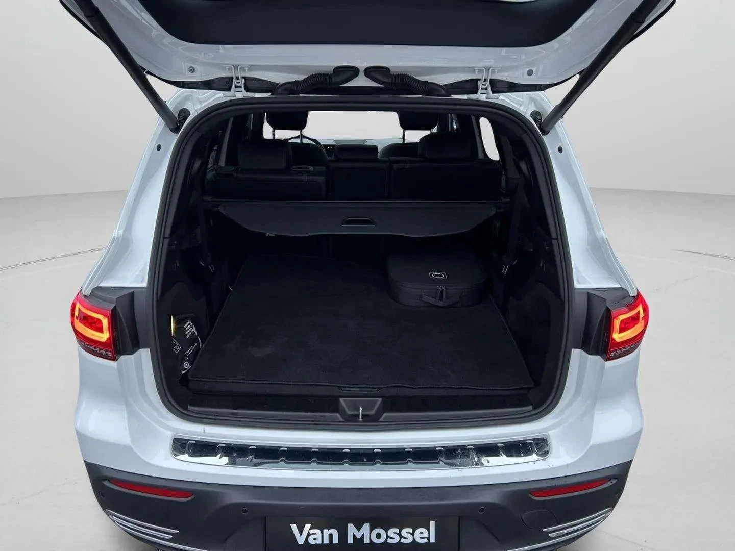 Mercedes-Benz-EQB-image-20