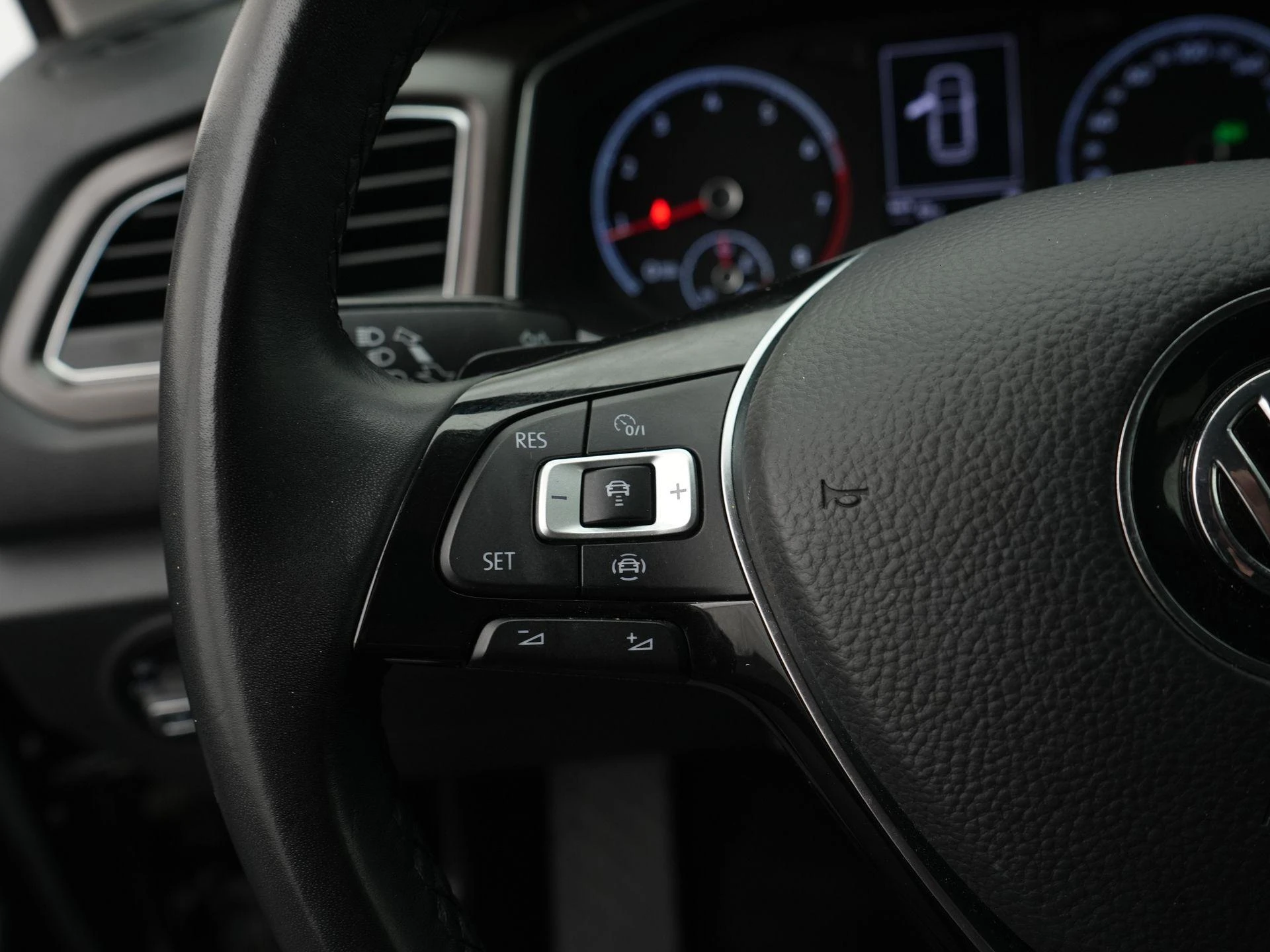 Volkswagen-T-Roc-image-17
