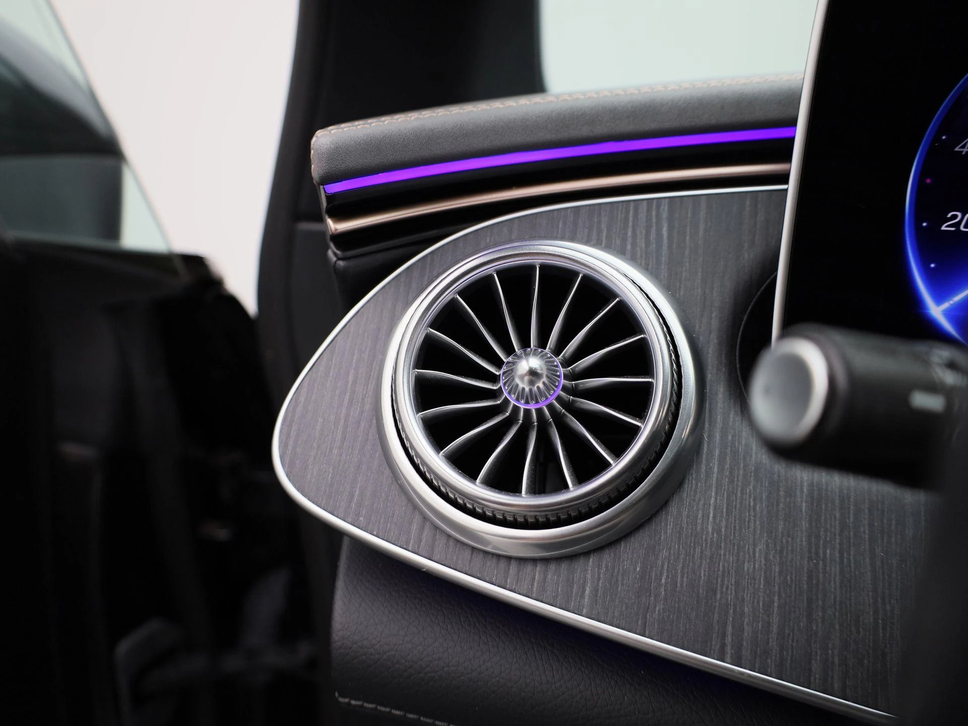 Mercedes-Benz-EQE-image-29