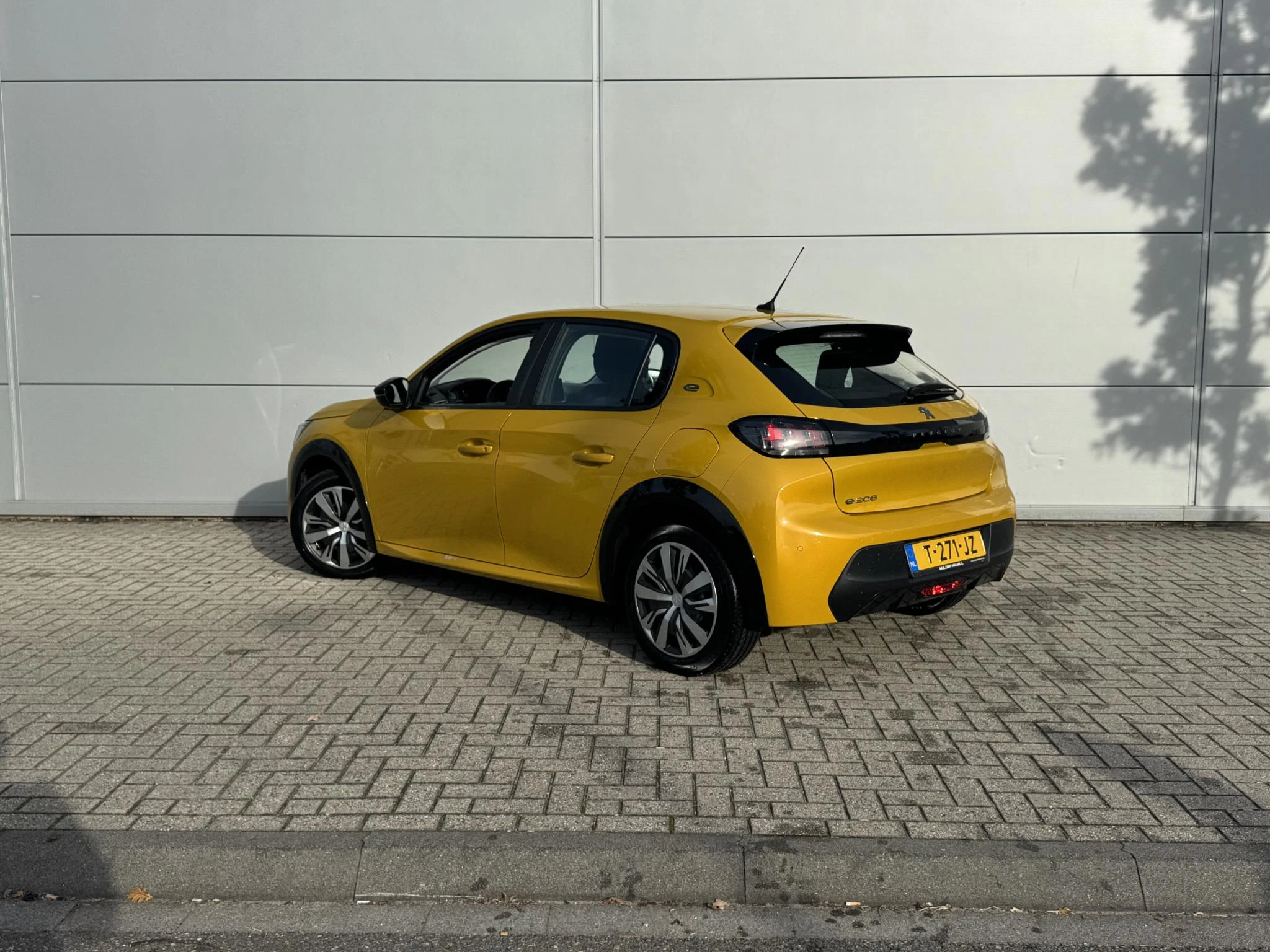 Peugeot e-208