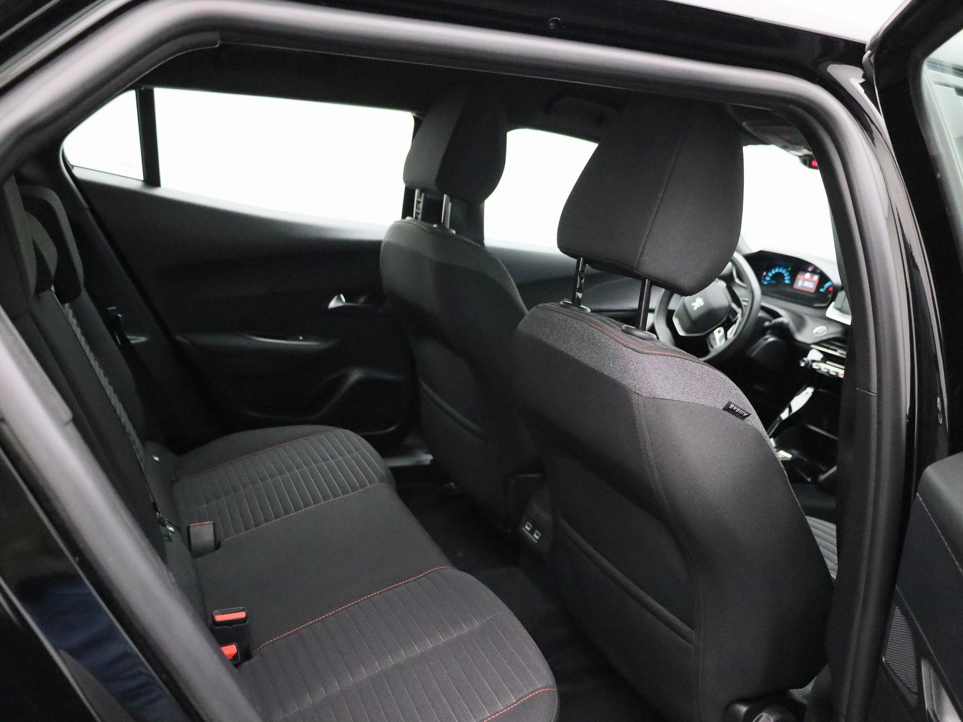 Peugeot-e-2008-image-32
