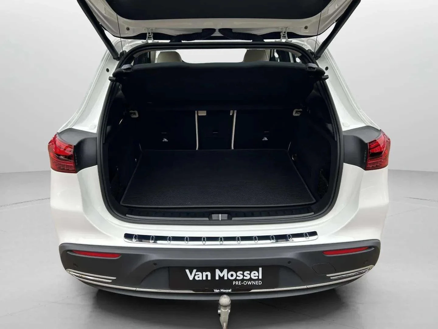 Mercedes-Benz-EQA-image-21