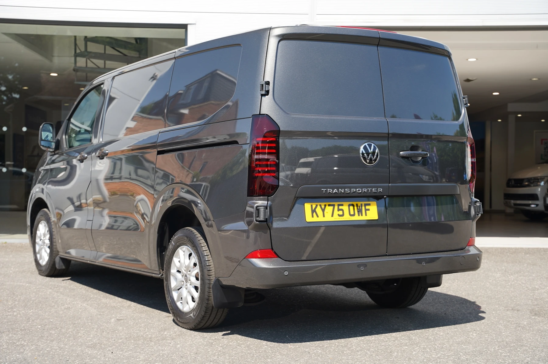 Volkswagen-Transporter-image-2
