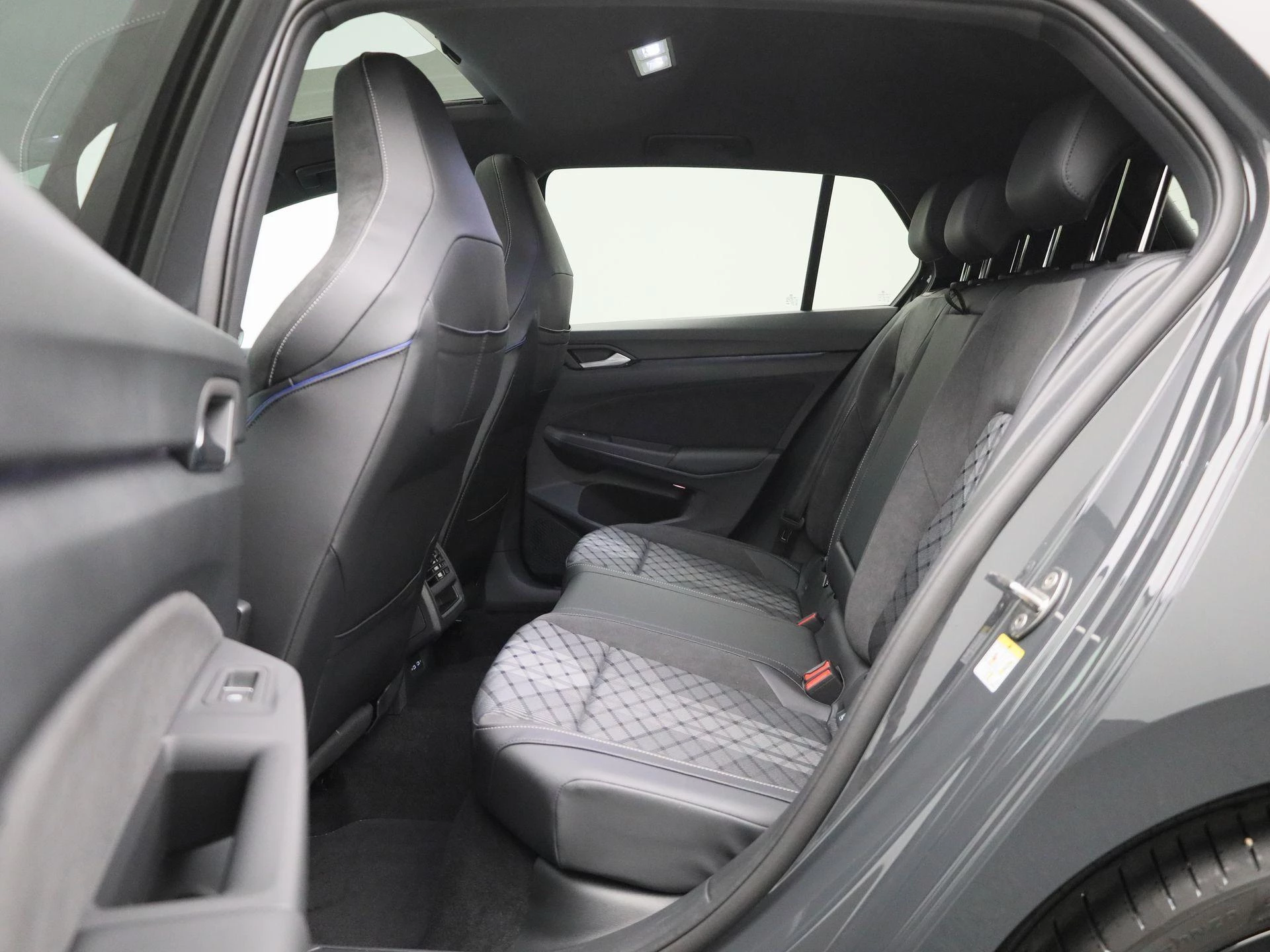 Volkswagen-Golf-image-11
