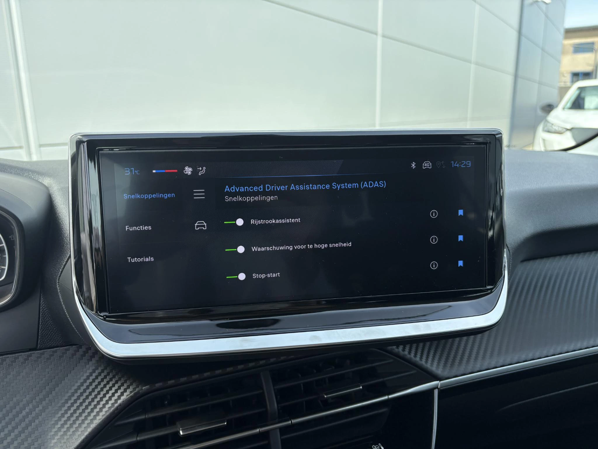 Peugeot-208-image-12