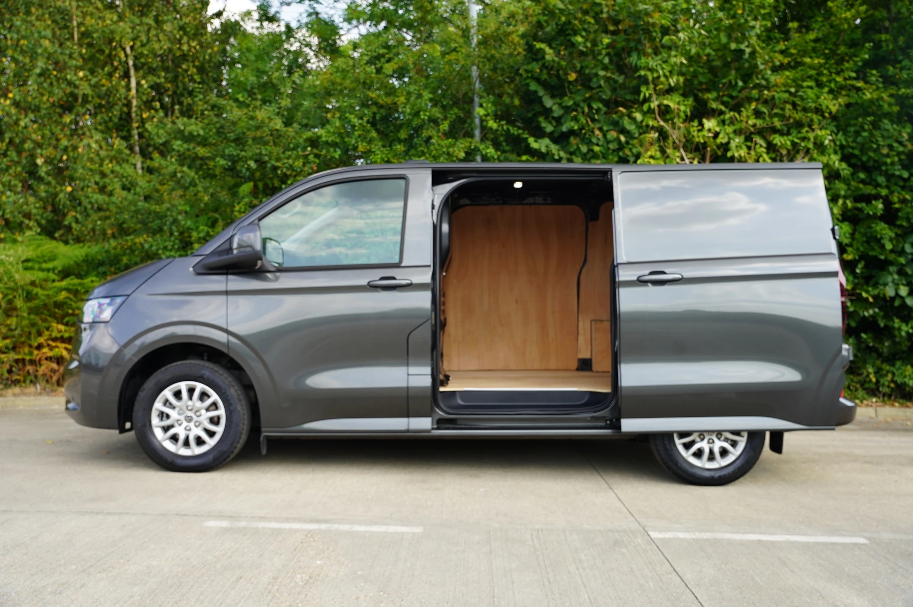 Volkswagen-Transporter-image-28