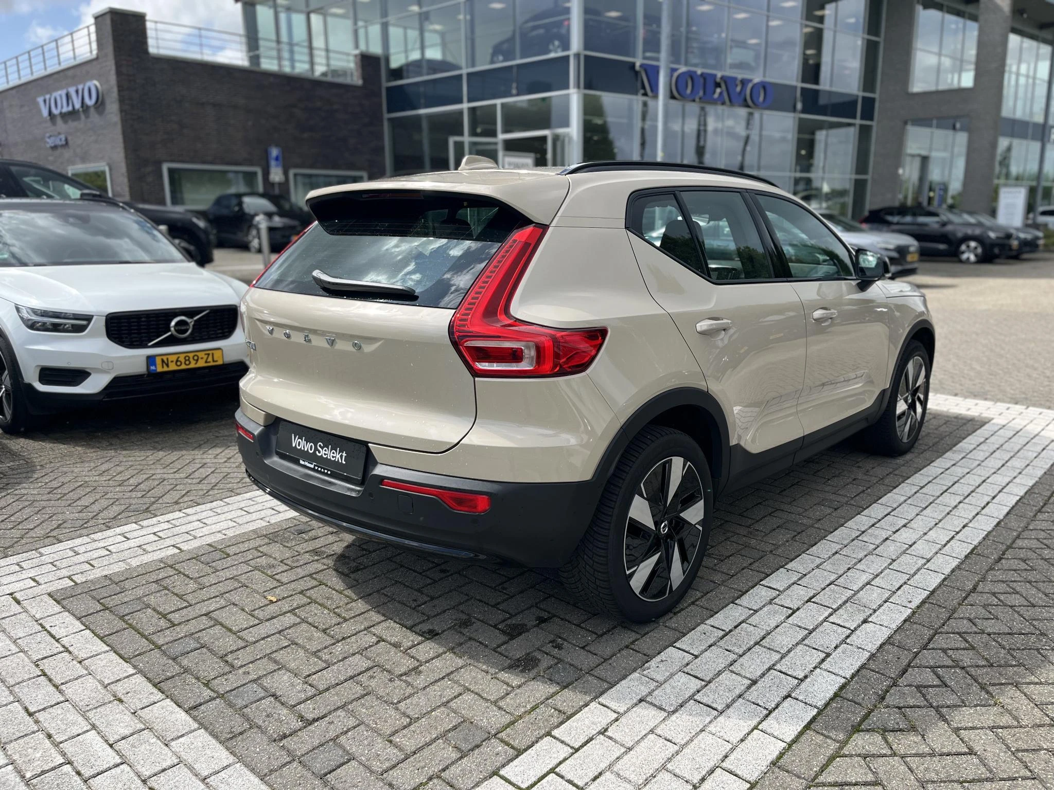 Volvo-EX40-image-15