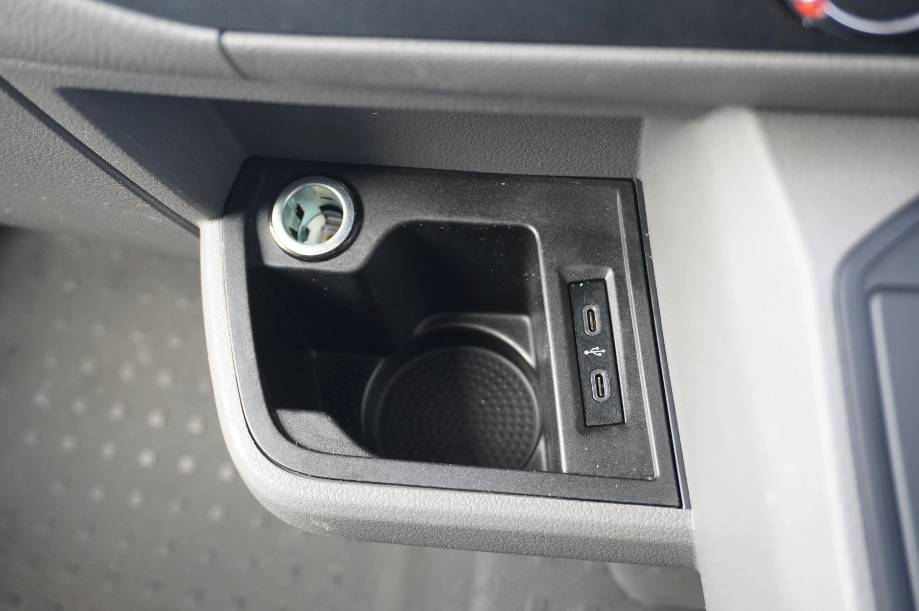 Volkswagen-Transporter-image-33