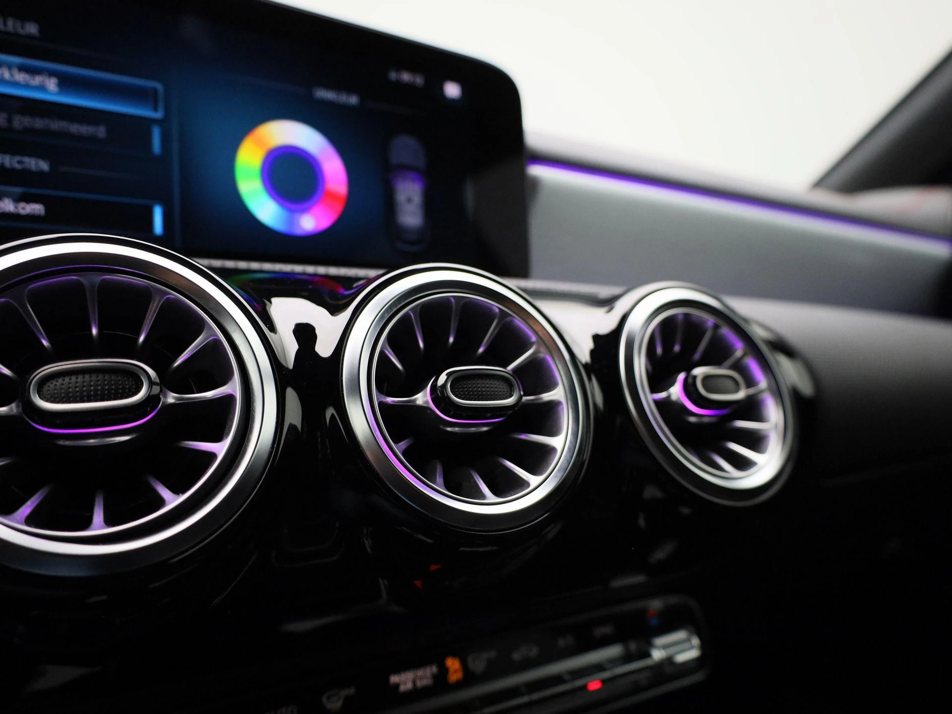 Mercedes-Benz-CLA-image-32