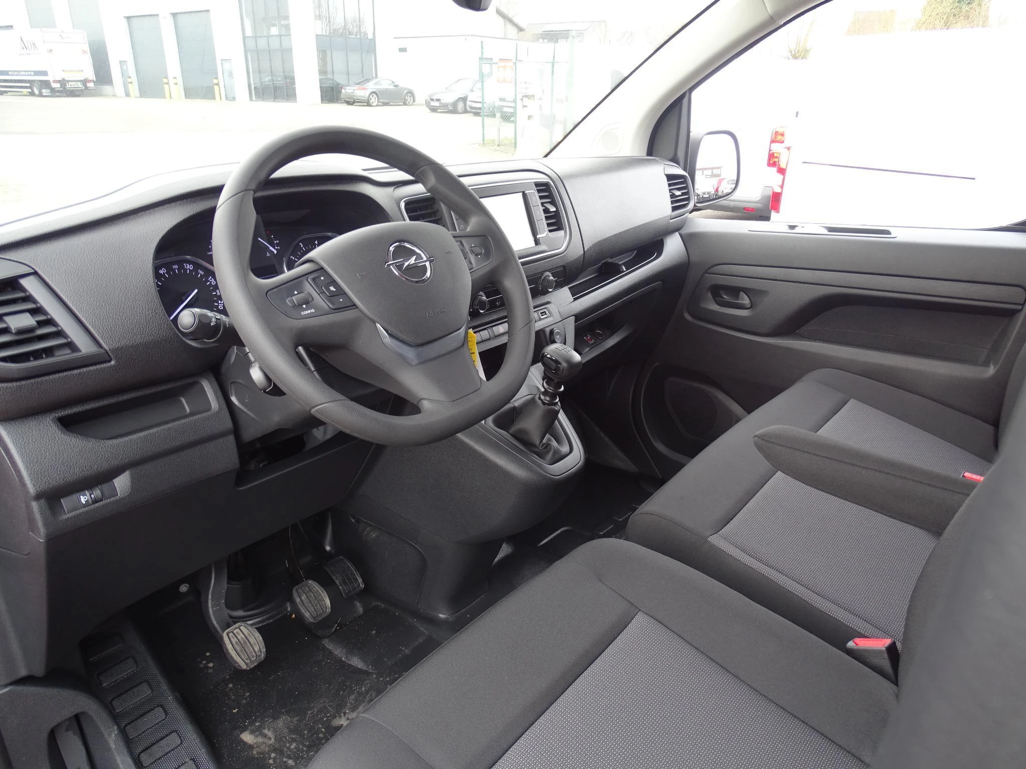 Opel-Vivaro-image-6