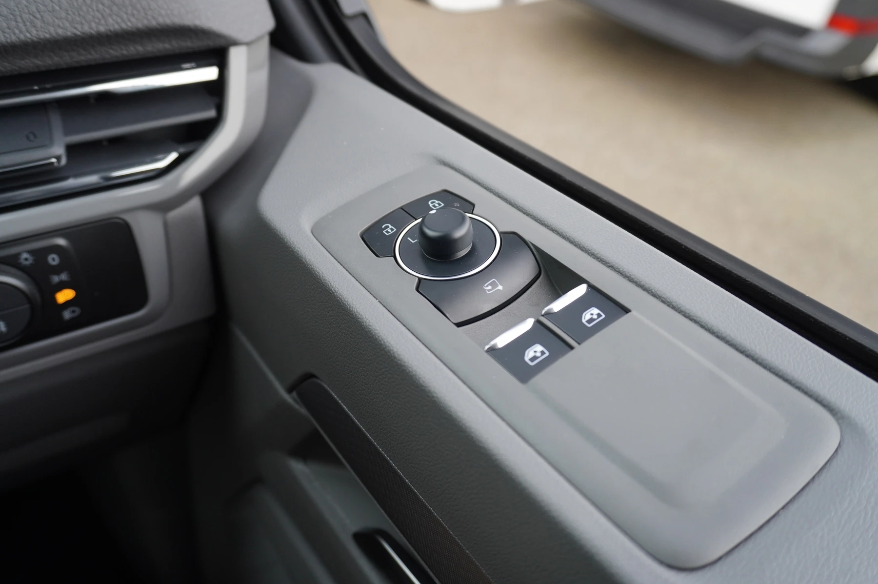 Volkswagen-Transporter-image-36