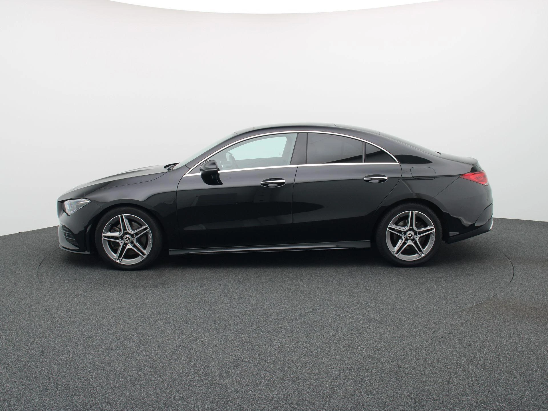 Mercedes-Benz CLA 200 AMG Line Coupé + PANORAMISCH DAK + MULTIBEAM LED +