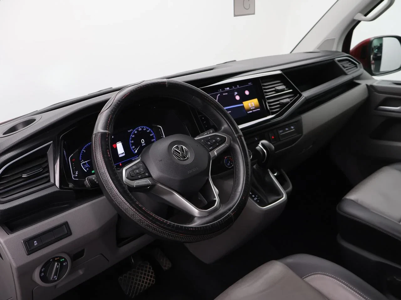 Volkswagen-Transporter-image-8