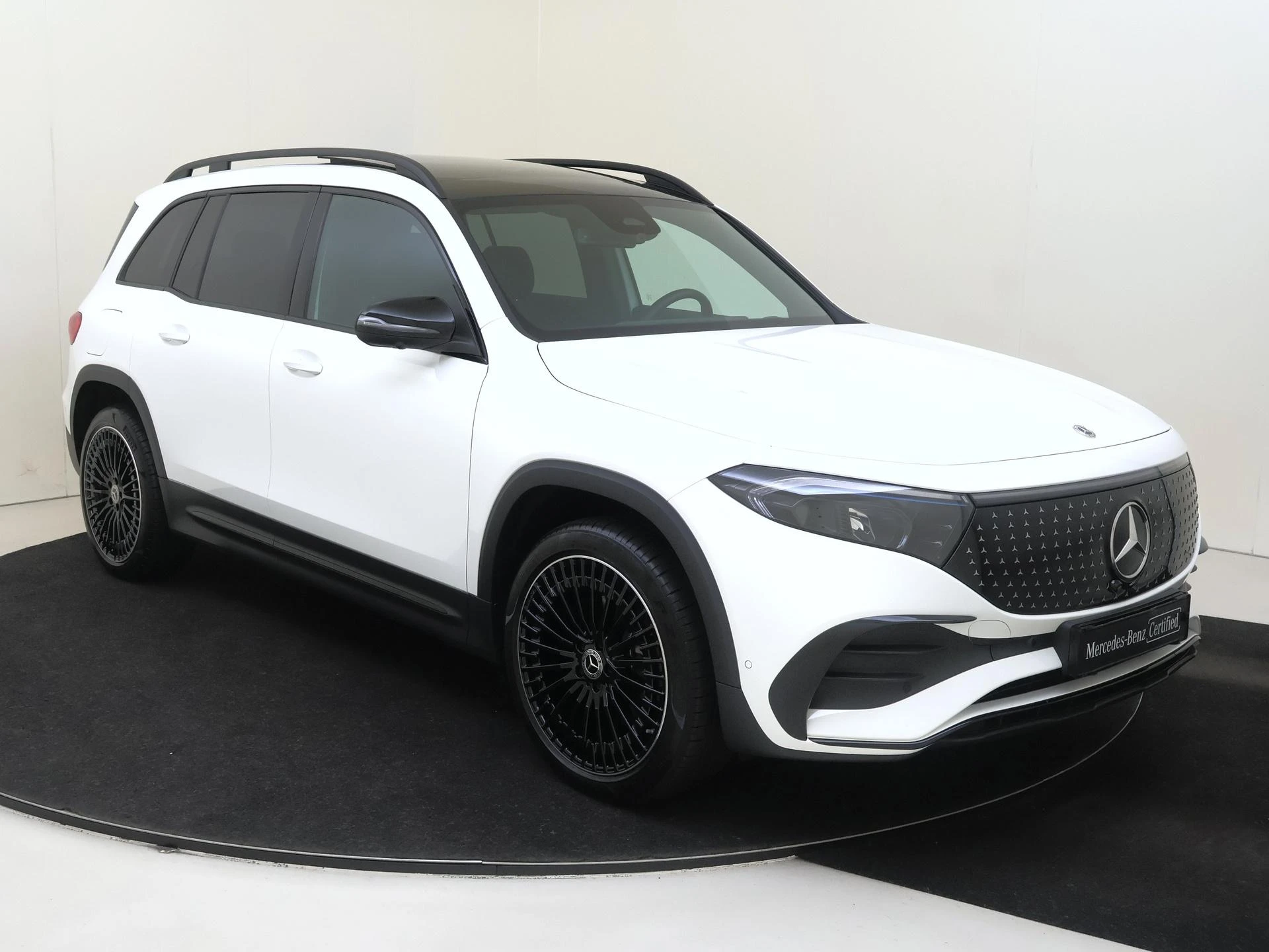 Mercedes-Benz-EQB-image-1