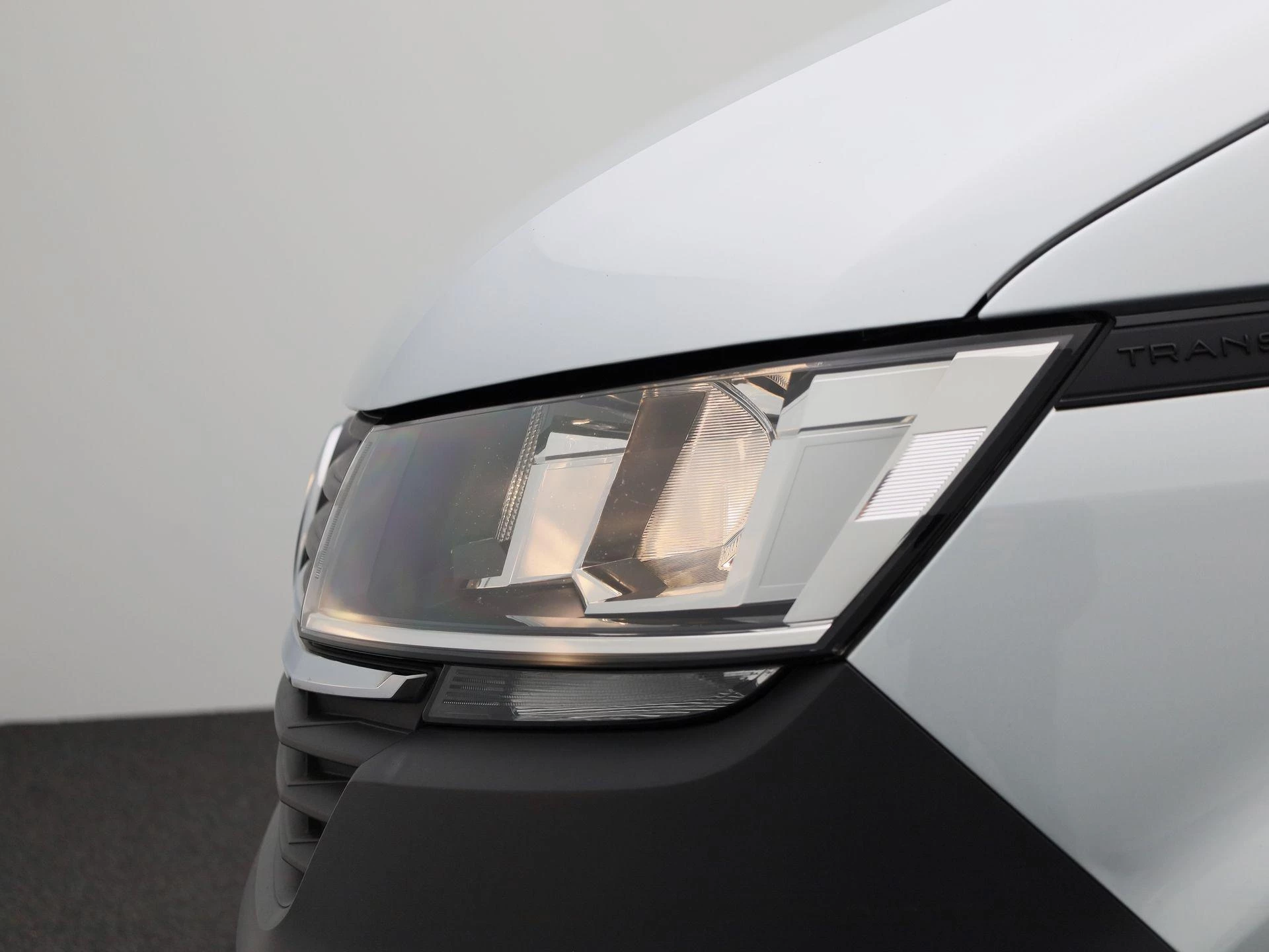 Volkswagen-Transporter-image-19