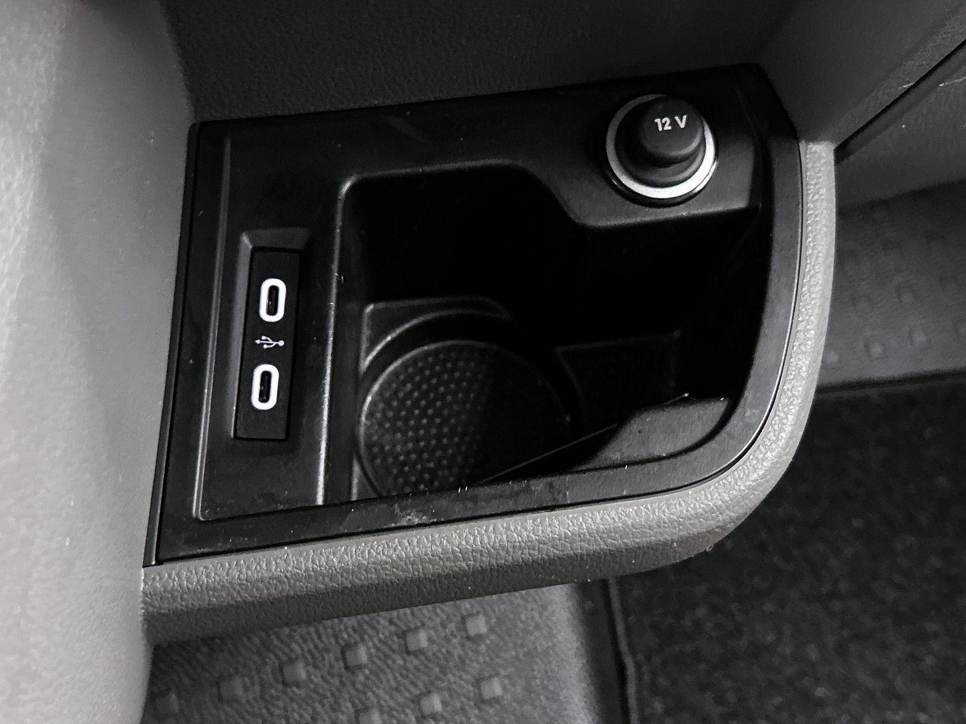 Volkswagen-Transporter-image-21