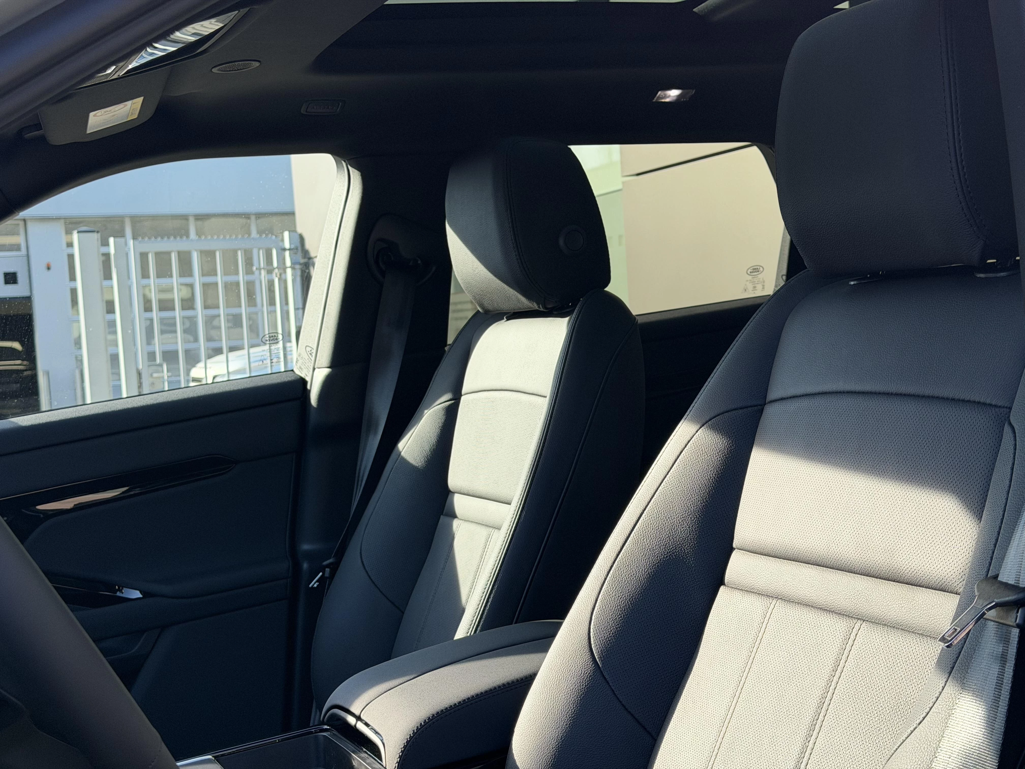 Land Rover-Range Rover Evoque-image-3