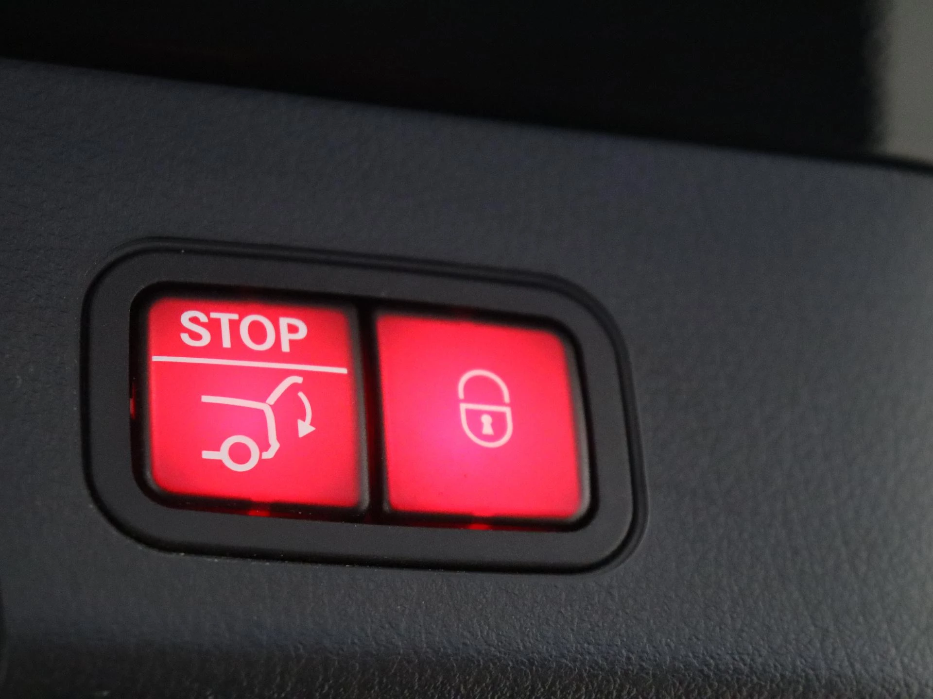 Mercedes-Benz-EQB-image-29