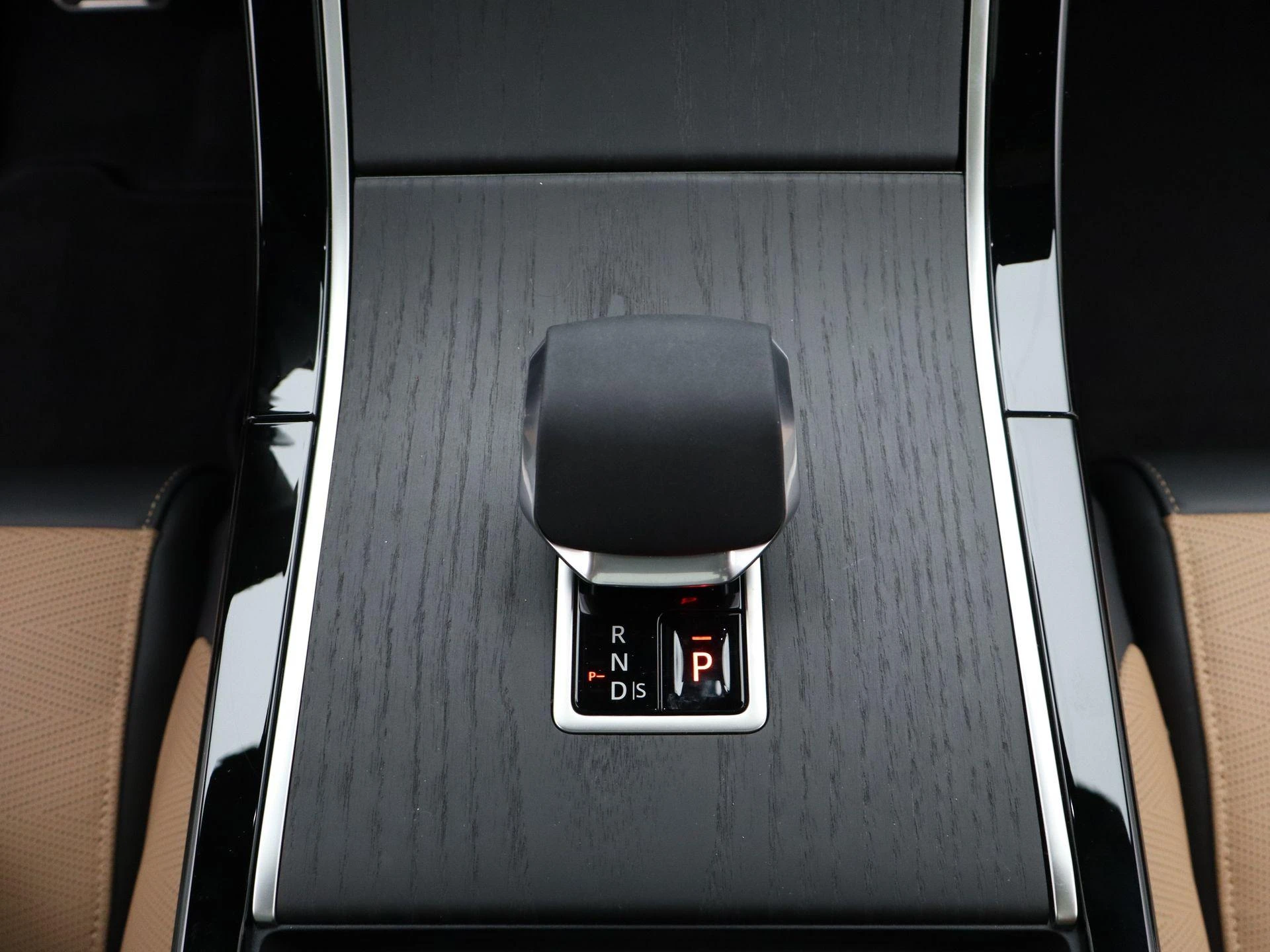 Land Rover-Range Rover Velar-image-11