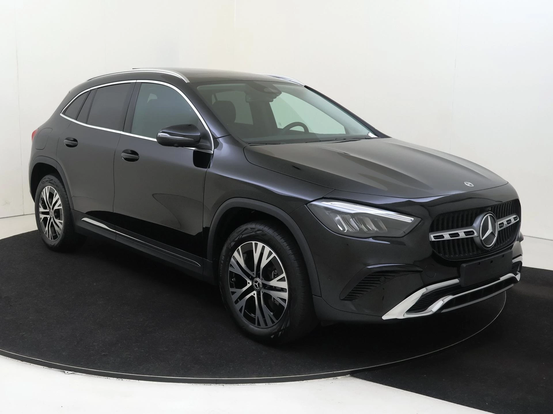 Mercedes-Benz-GLA-image-1