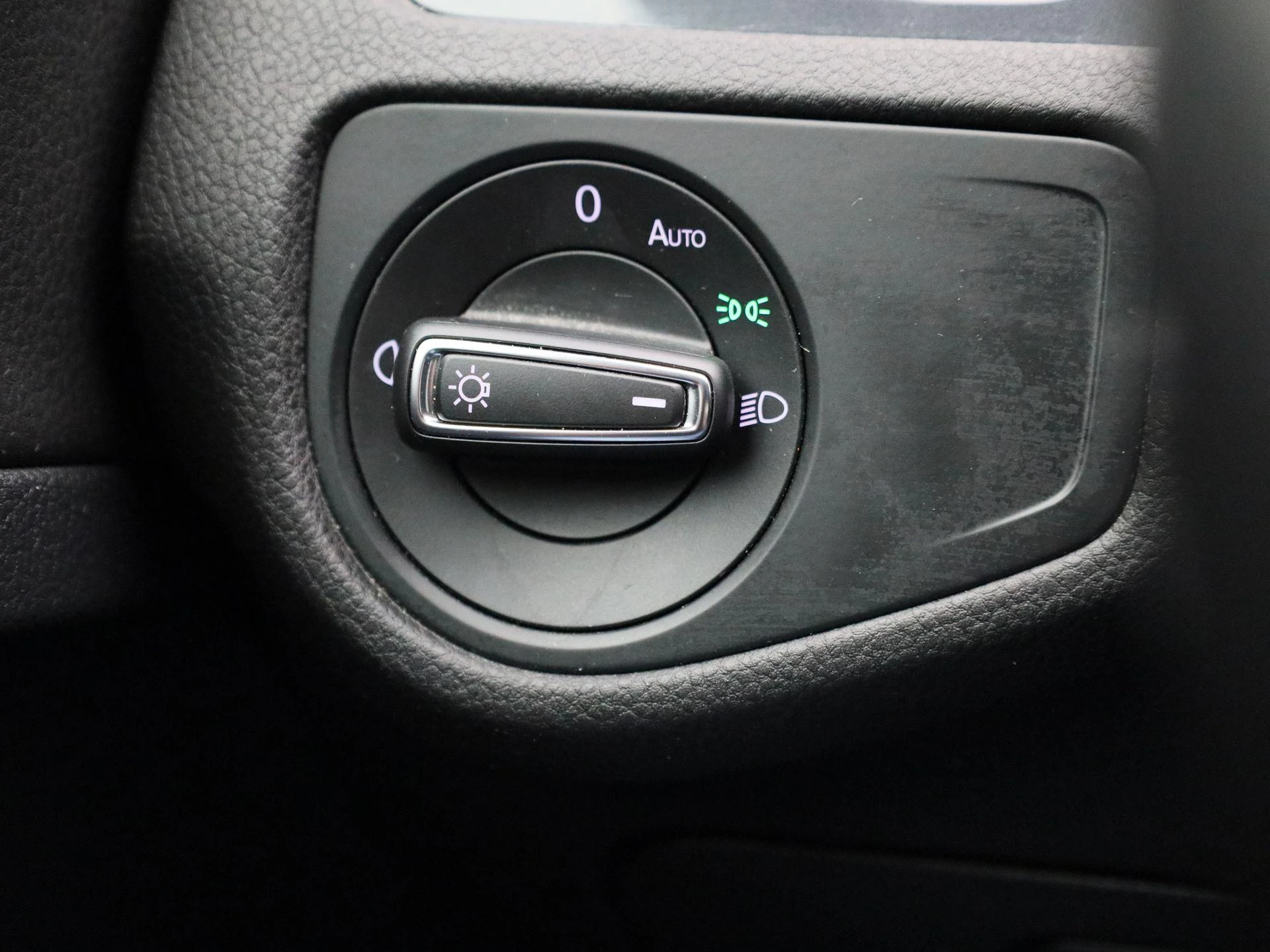 Volkswagen-e-Golf-image-19