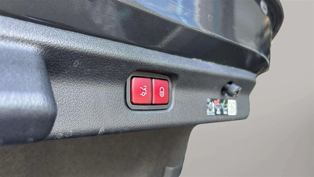 Mercedes-Benz-EQE-image-23