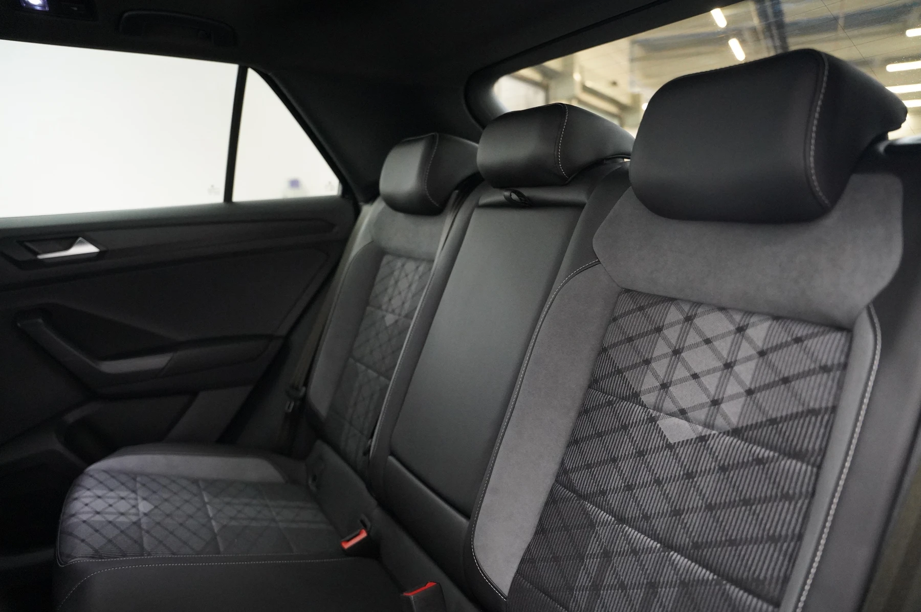 Volkswagen-T-Roc-image-28