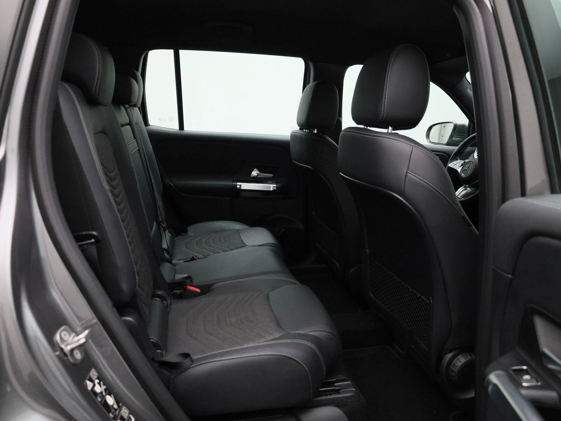 Mercedes-Benz-EQB-image-40