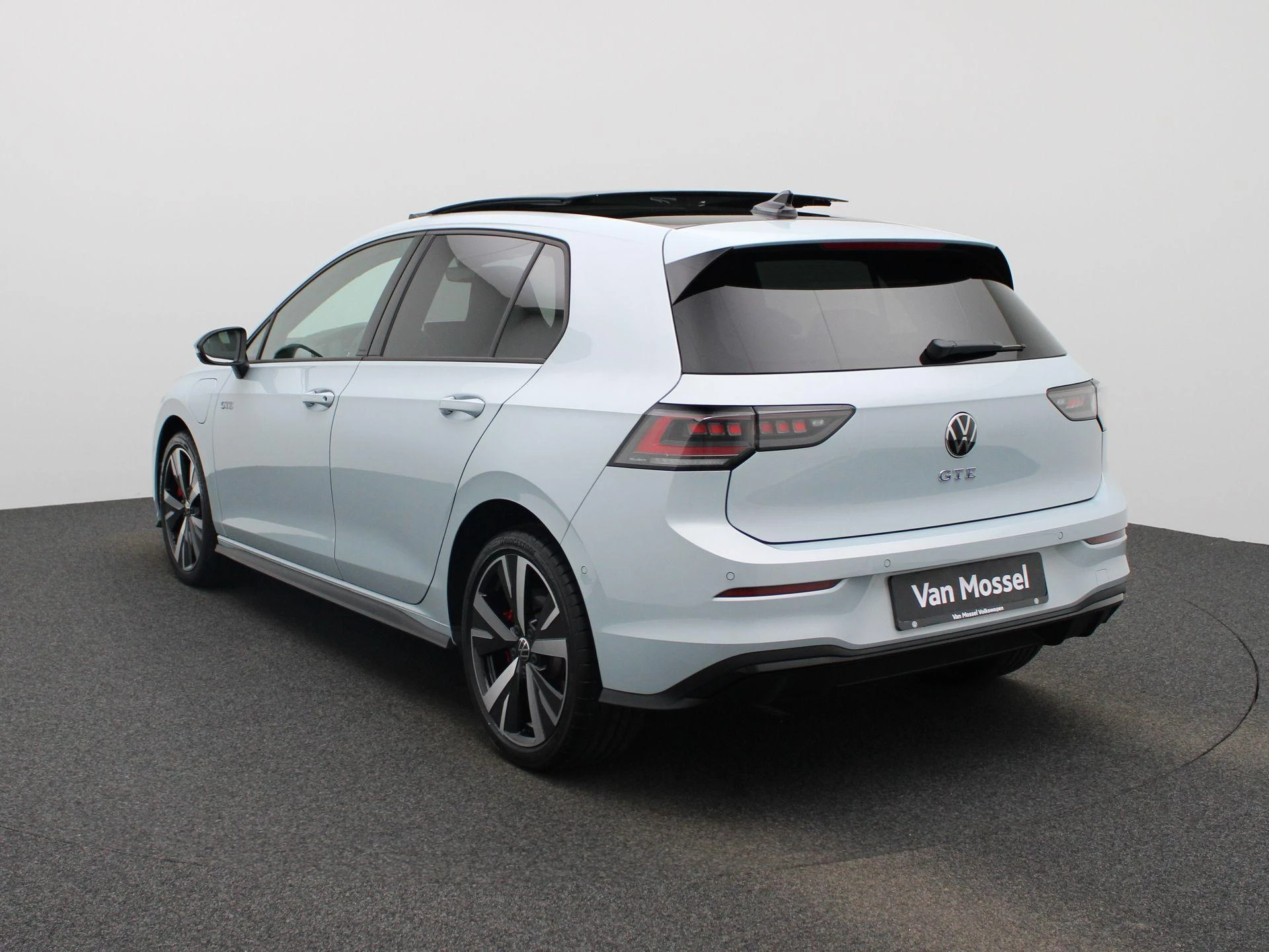 Volkswagen-Golf-image-1