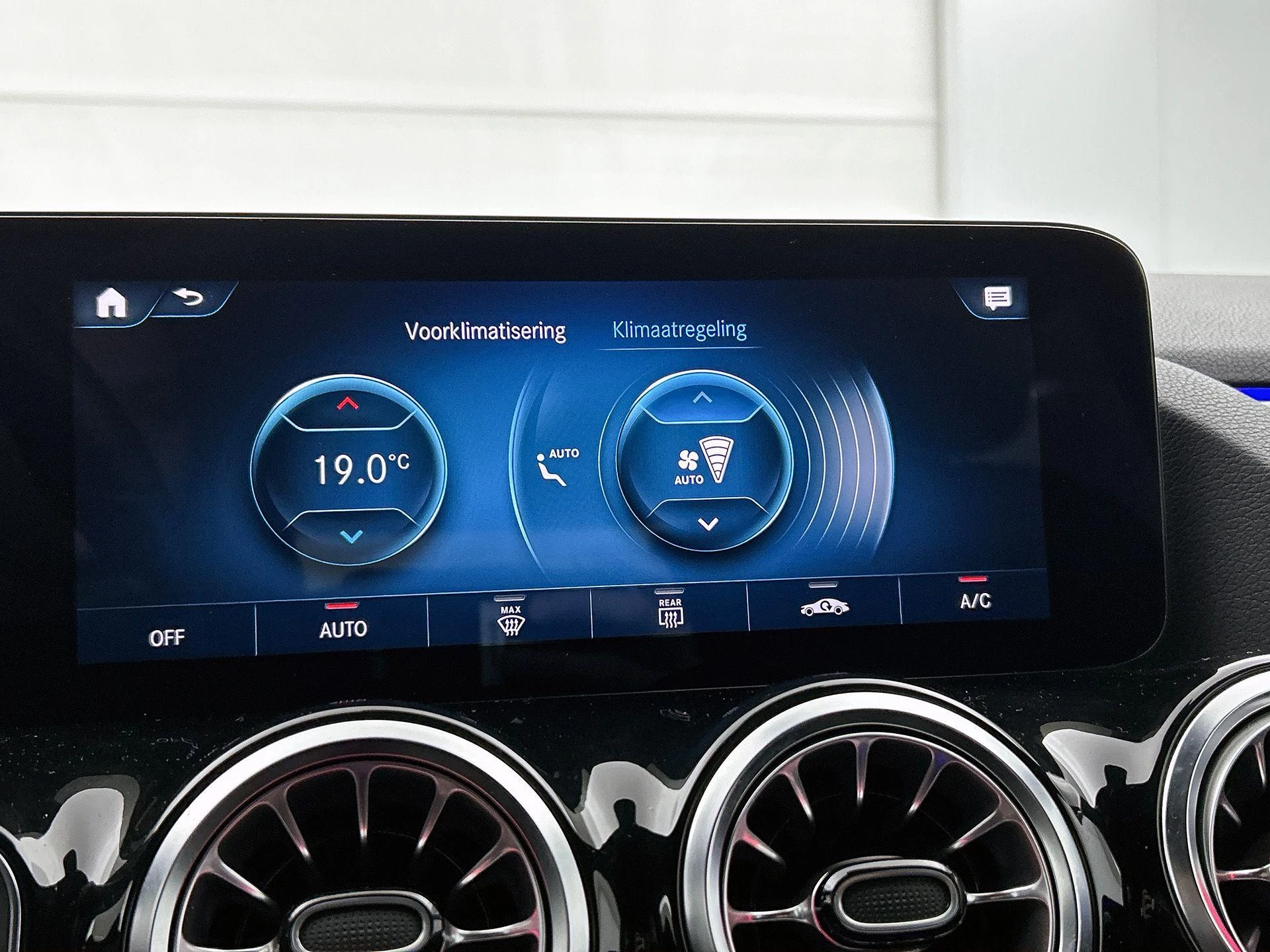 Mercedes-Benz-EQA-image-24