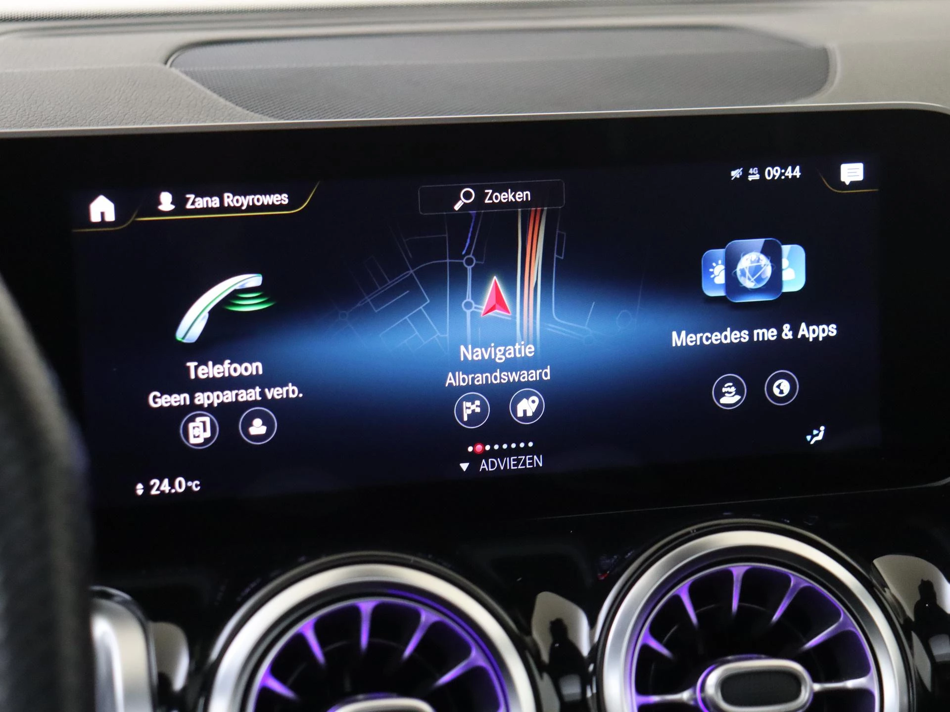 Mercedes-Benz-GLB-image-24