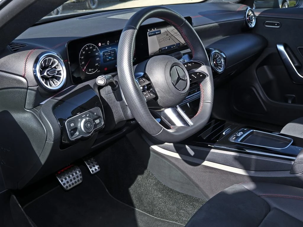 Mercedes-Benz-CLA 200-image-8