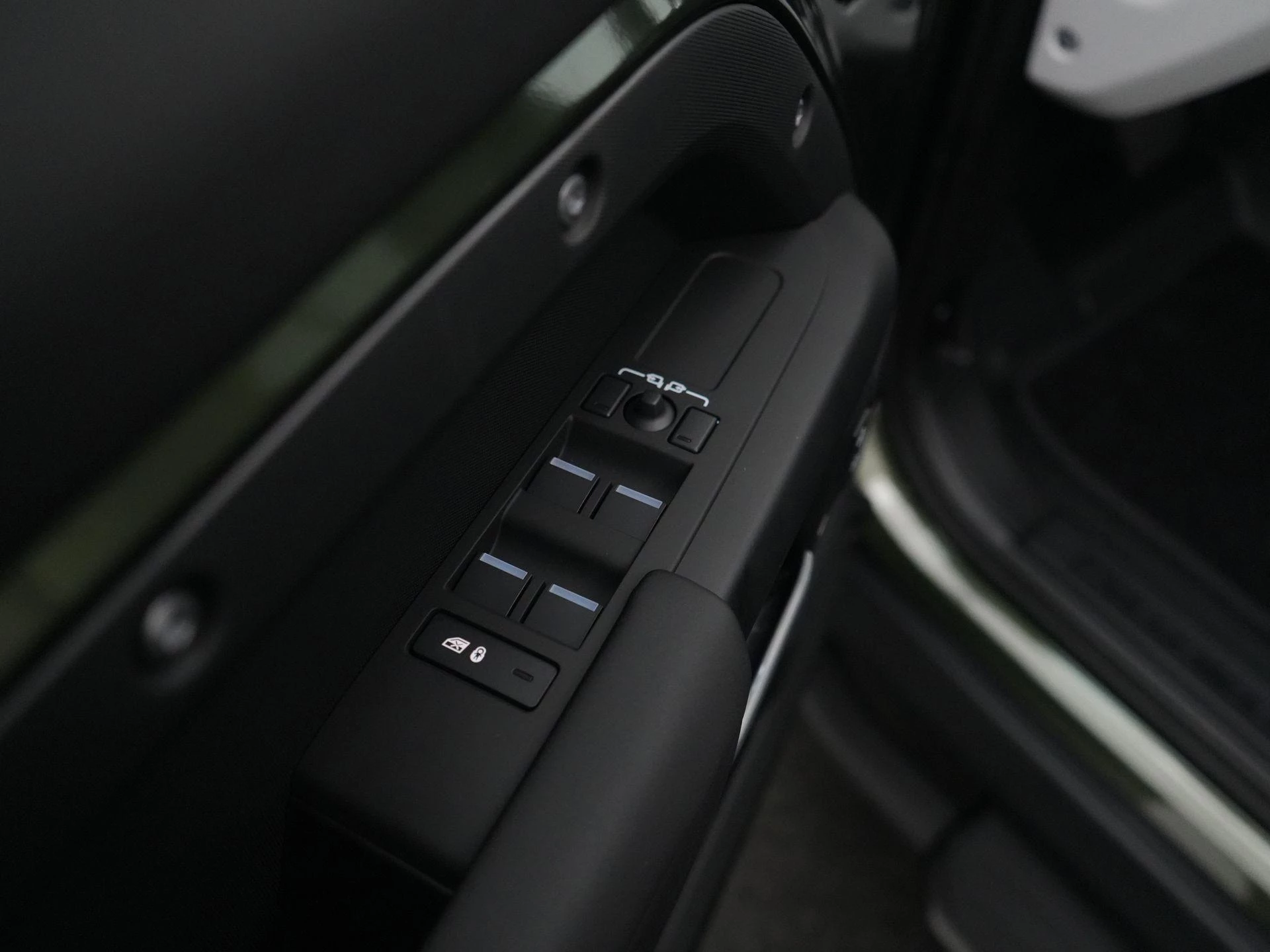 Land Rover-Defender-image-33