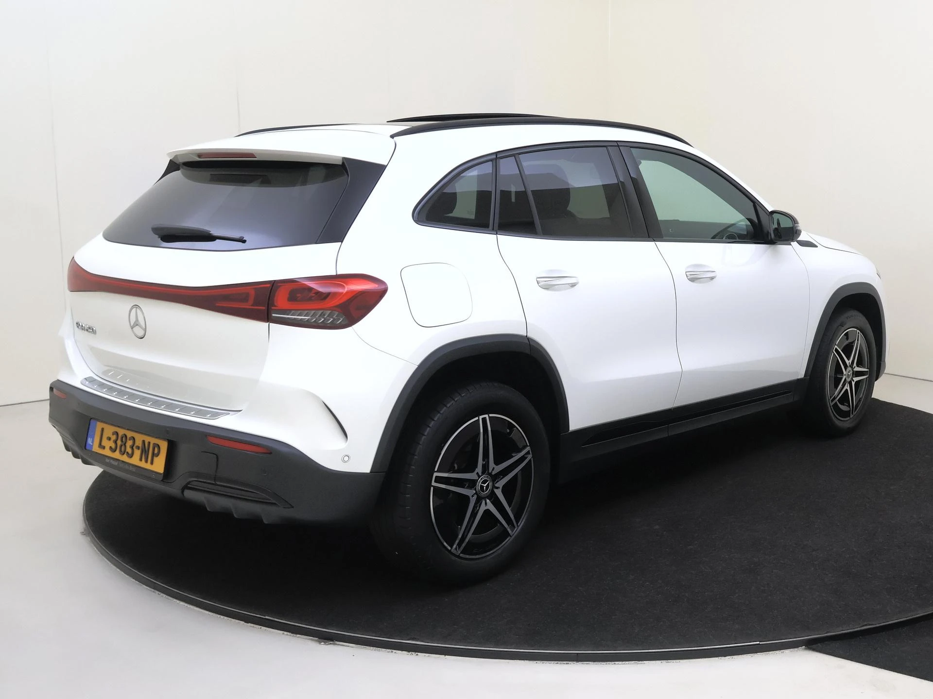 Mercedes-Benz-EQA-image-3